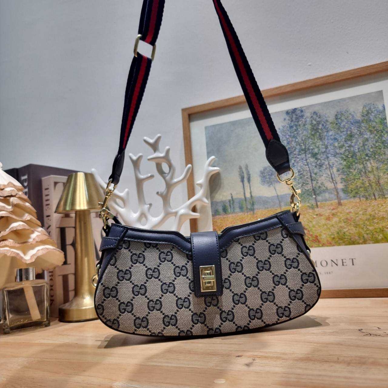Gucci moon side mini shoulder bag สวยย้อนยุค y2k กำลังมาแรง กับอีกหนึ่งไอเท็มสุดจึ้ง ด้วยขนาดที่กำลังพอดี ดีไซน์คลาสสิคลัคชู ดูผู้ดี