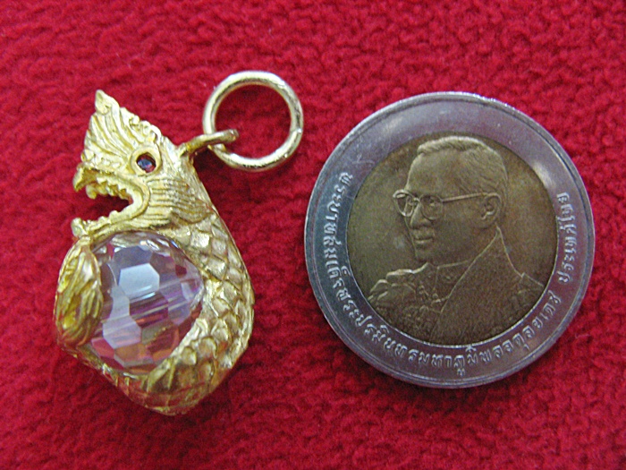 สินค้าหมดค่ะ จี้พญานาคอุ้มลูกแก้วสีขาว(เมษายน)พร้อมใบคาถาค่ะ