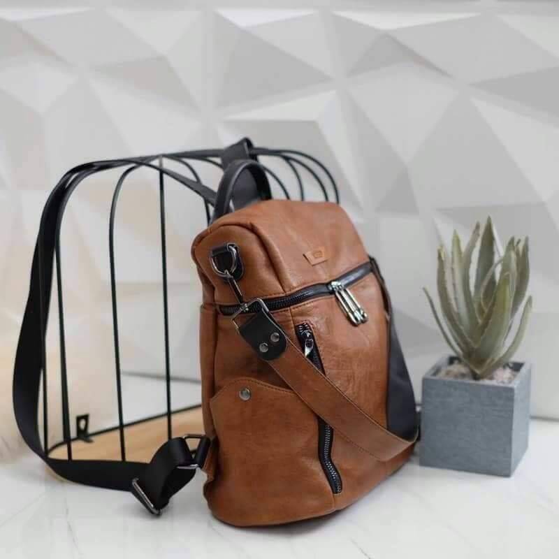 Keep speedy backpack กระเป๋าเป้หนัง ทรงน่ารัก จากแบรนด์ KEEP วัสดุหนังวัวสังเคราะห์เนื้อนิ่ม ลายหนังชัดสวย ด้านหน้ามี 2 zip สะดวกใช้งาน และช่องซิปด้านบนค่ะ มีสายสั้นสะพายไหล่ให้อีก 1 สาย ด้านข้างมีช่องใส่ของซ้ายขวา ด้านหลังมีช่องแยกเก็บของ เพิ่มอีก 1 ช่อง