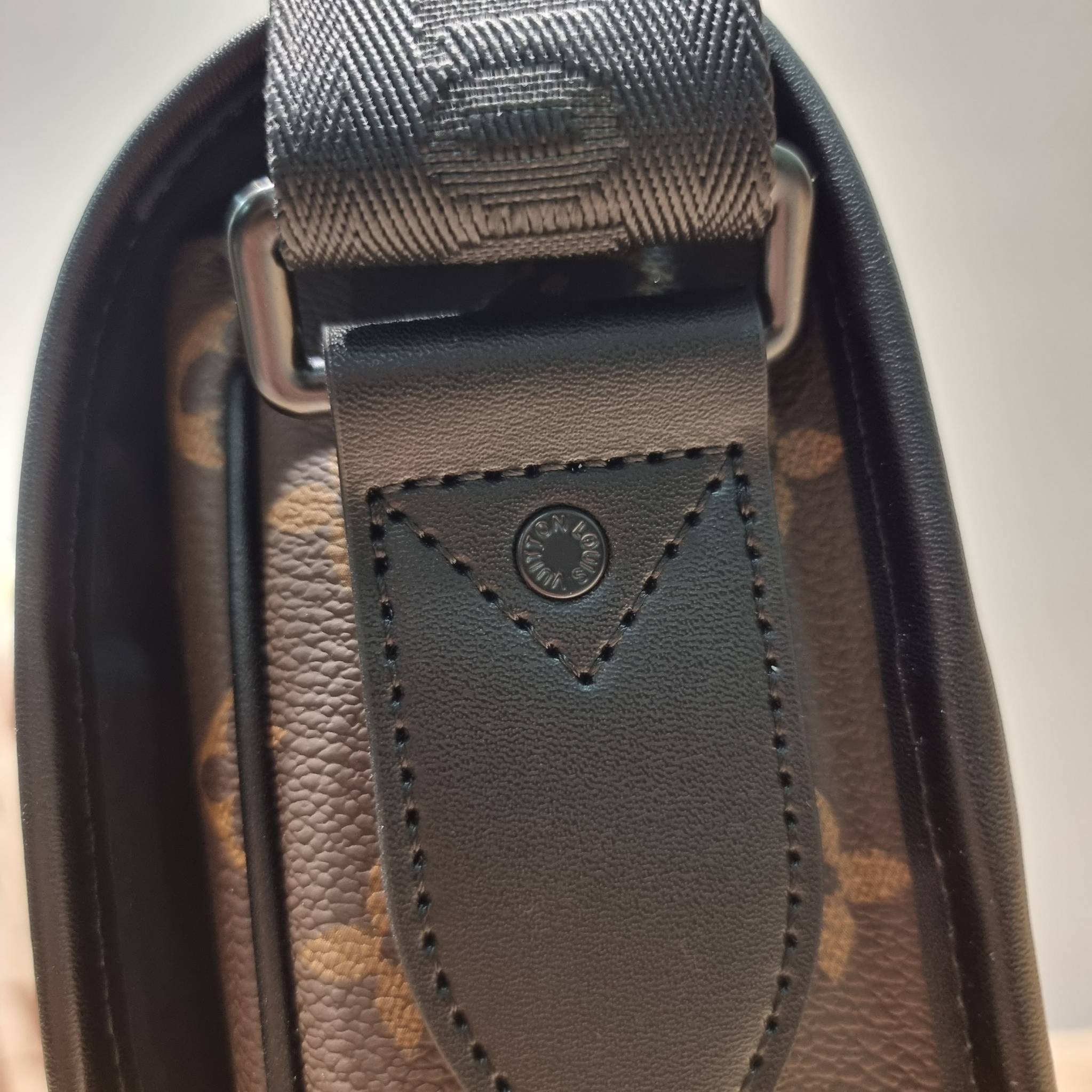 LV S-Lock Vertical wearable wallet กระเป๋าสะพายข้างสำหรับหนุ่มๆ LV crossbody bag ใหม่ล่าสุด ได้ชิคๆเท่ๆก่อนใคร ไม่ต้องรอพรีฯ ราคาดีวัสดุหนังแคนวาสคุณภาพดี ดีไซน์ดูแพง