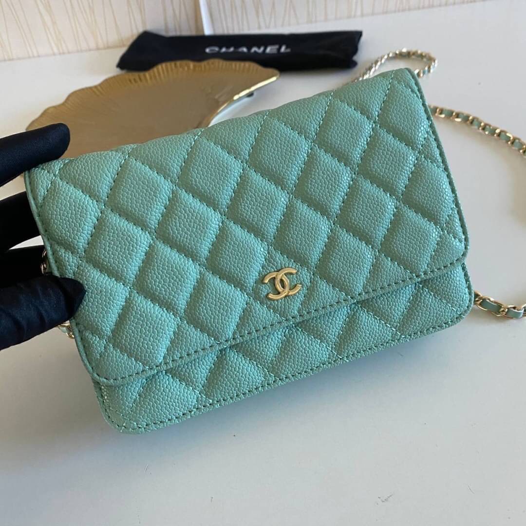 หนังแท้ VIP GIFT CHANEL CLASSIC CROSSBODY CHAIN IN PASSTEL BAG ทำไมน่ารักขนาดนี้ ^^ สีโทนพาสเทลละมุนมากค่ะ งานหายาก สายคิ้วห้ามพลาดเลยน้าาา วัสดุหนังลายคาเวียร์ อยู่ทรงคุณภาพดีตามแบบฉบับของแบรนด์ ขนาดกำลังดี น้ำหนักเบา ด้านหน้ามีโลโก้แบรนด์อะไหล่หรู มีช่อ