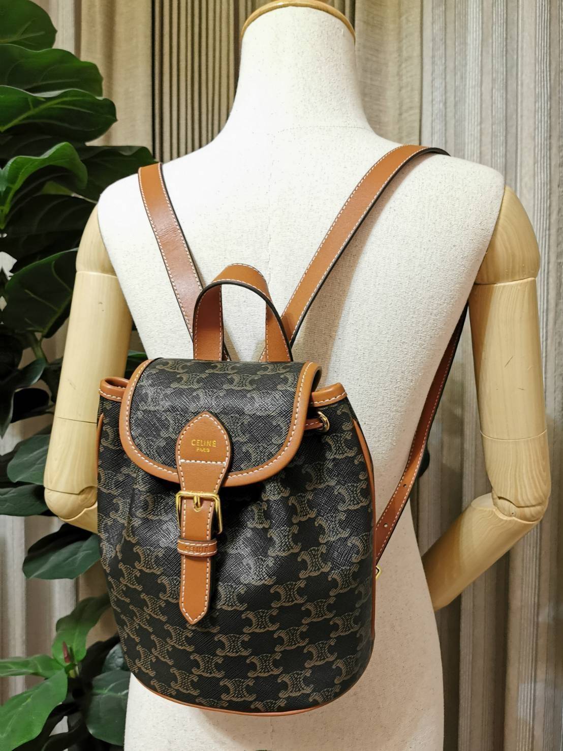 VIP 】CELINE MINI RUCKSACK VIP GIFT WITH PURCHASE (GWP) พรีเมี่ยมกิ๊ฟ Limited Edition จาก CELINE HAUTE PARFUME DUTYFREE COUNTER วัสดุ COATED CANVAS หนังสวยหรูอยู่ทรงกันน้ำเปิดปิดด้วยฝาปิด Belt มีโลโก้แบรนด์และสายรัด Drawstring ภายในโล่งสามารถใส่กระเป๋าสตาง