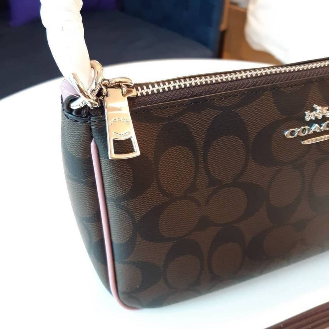 COACH F58321 TOP HANDLE POUCH อีกรุ่นฆ่าไม่ตาย!! 😎 ขายดีขายหมด ขายรวยขายปังๆ!! กระเป๋าพอชจากโค้ช ทรงใช้งานง่าย สะดวก กะทัดรัด วัสดุหนังแคนวาสเคลือบคุณภาพดี มาพร้อมสายคล้องในตัว และสายสะพาย crossbody ปรับเปลี่ยนได้ตามสไตล์ อีกหนึ่งไอเท็มที่สาวๆต้อง