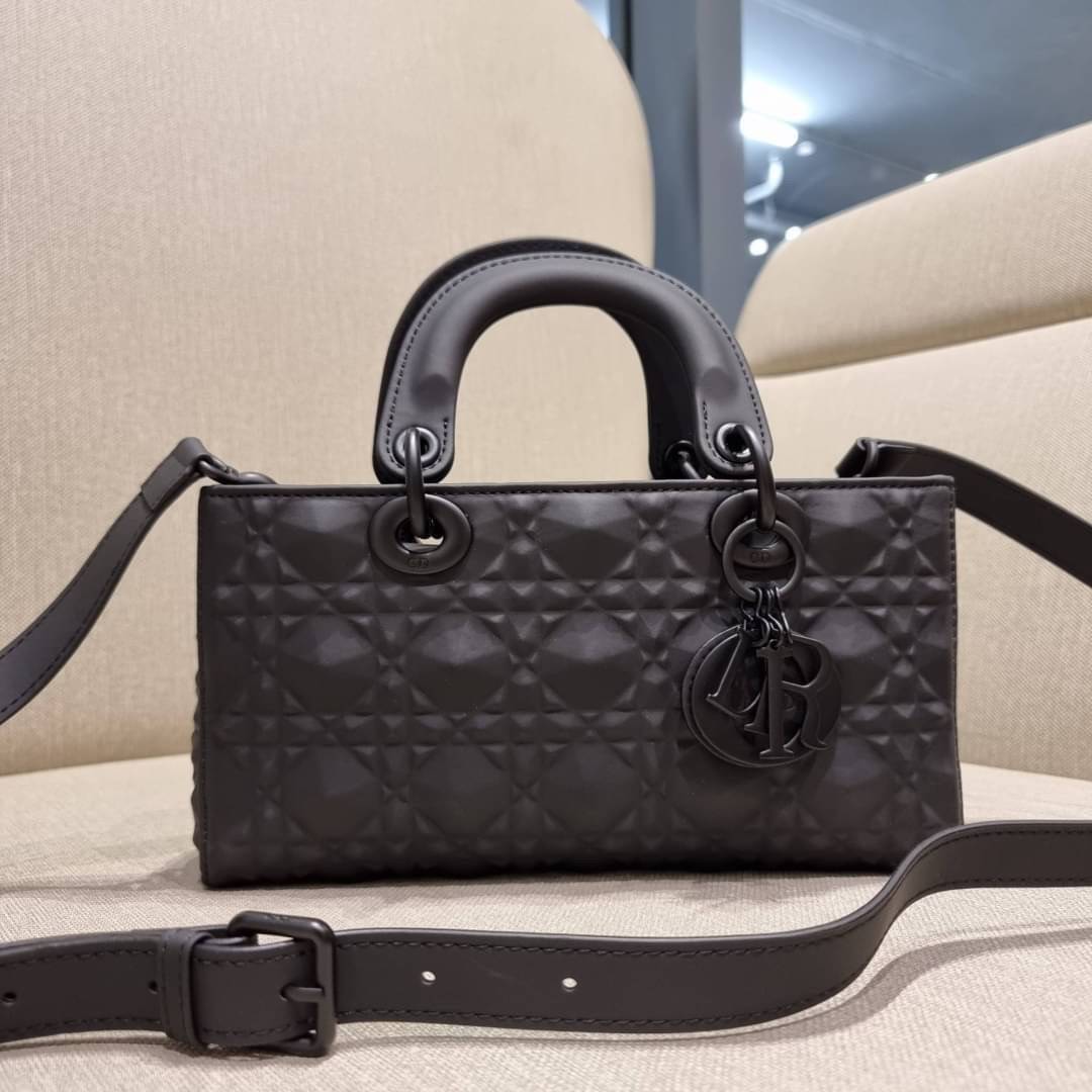 พร้อมส่ง DIOR LADY D-JOY BAG Cannage Calfskin with Diamond Motif / CD LADY D-JOY BAG ดีไซน์ใหม่ อัพเลเวลความหรู กับกระเป๋าสะพายข้างที่รอบนี้ดีไซน์รูปทรงโฉมใหม่ ใช้งานง่ายขึ้น สะดวกใช้มากขึ้น