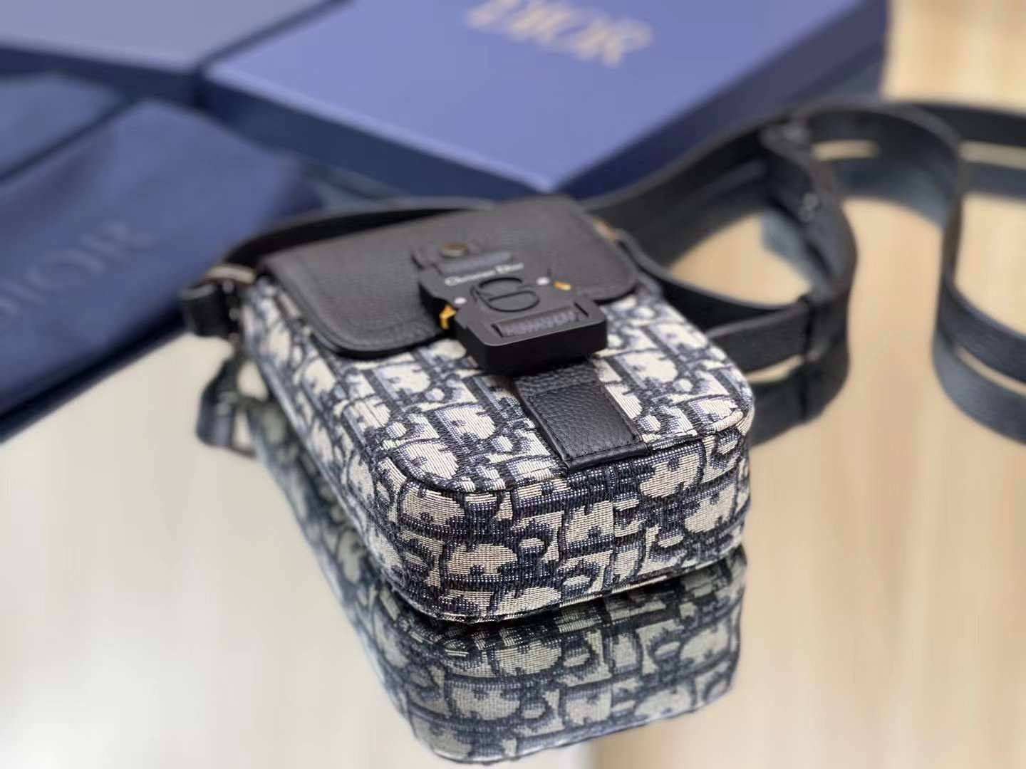 Dior Phone Oblique Bag / Dior Pouch Phone Oblique เกรดเทพออริจินอล ได้ใจหนุ่มๆไปเลยใบนี้!! หลงรักตั้งแต่แรกเห็นมีอยู่จริง!!