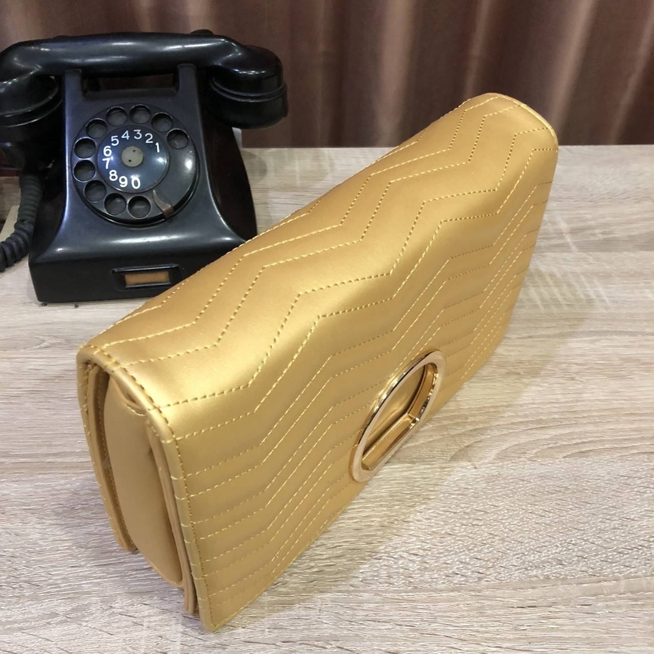 New 2018! PEDRO METAL DETAIL SHOULDER BAG กระเป๋าสะพายทรง คลัช ขนาดกำลังดี ดูหรูหรา หนังpuลายตะเข็บดีเทล สวยยค่ะ เปิด-ปิดด้วยแม่เหล็ก ภายในมี 2 ช่อง และช่องซิปเล็ก จุของได้เยอะ อยู่ทรงแข็ง สายสะพายมีที่รองบ่า จะสะพายหรือสายสามารถเก็บแล้วถือเป็นคลัชออกงาน 