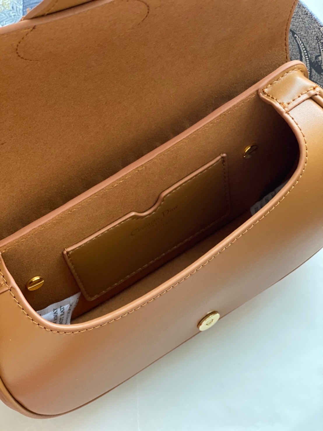 หนังแท้ DIOR BOBBY EAST-WEST BAG พร้อมส่งที่ไทย งานหนังแท้ทั้งใบเกรดออริจินอล ภาพสินค้าถ่ายจากงานขายจริง ใช้งานต่างประเทศได้ รุ่นใหม่ในฤดูกาลนี้ เพิ่มความทันสมัยให้กับซิลลูเอทของ Hobo ผ่านเส้นสายที่สง่างามและสัดส่วนที่กลมกลืนกัน สไตล์หนังลูกวัว โดดเด่นด้ว