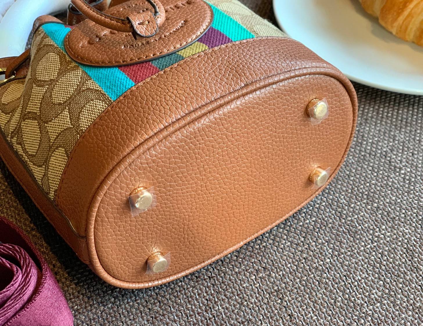 น้องใหม่ล่าสุด สวยเกินต้านเลยค่าา! COACH DEMPSEY DRAWSTRING BUCKET 15 IN SIGNATURE JACQUARD WITH STRIPE 2021 พร้อมส่งที่ไทย ออกใหม่ล่าสุด ห้ามพลาดค่า! กระเป๋าทรงขนมจีบ วัสดุJacquard+หนังแท้ ตัเแทบสีตรงกลาง เพิ่มสีสันเข้ามาได้ลงตัวสวยงามมากๆค่ะ