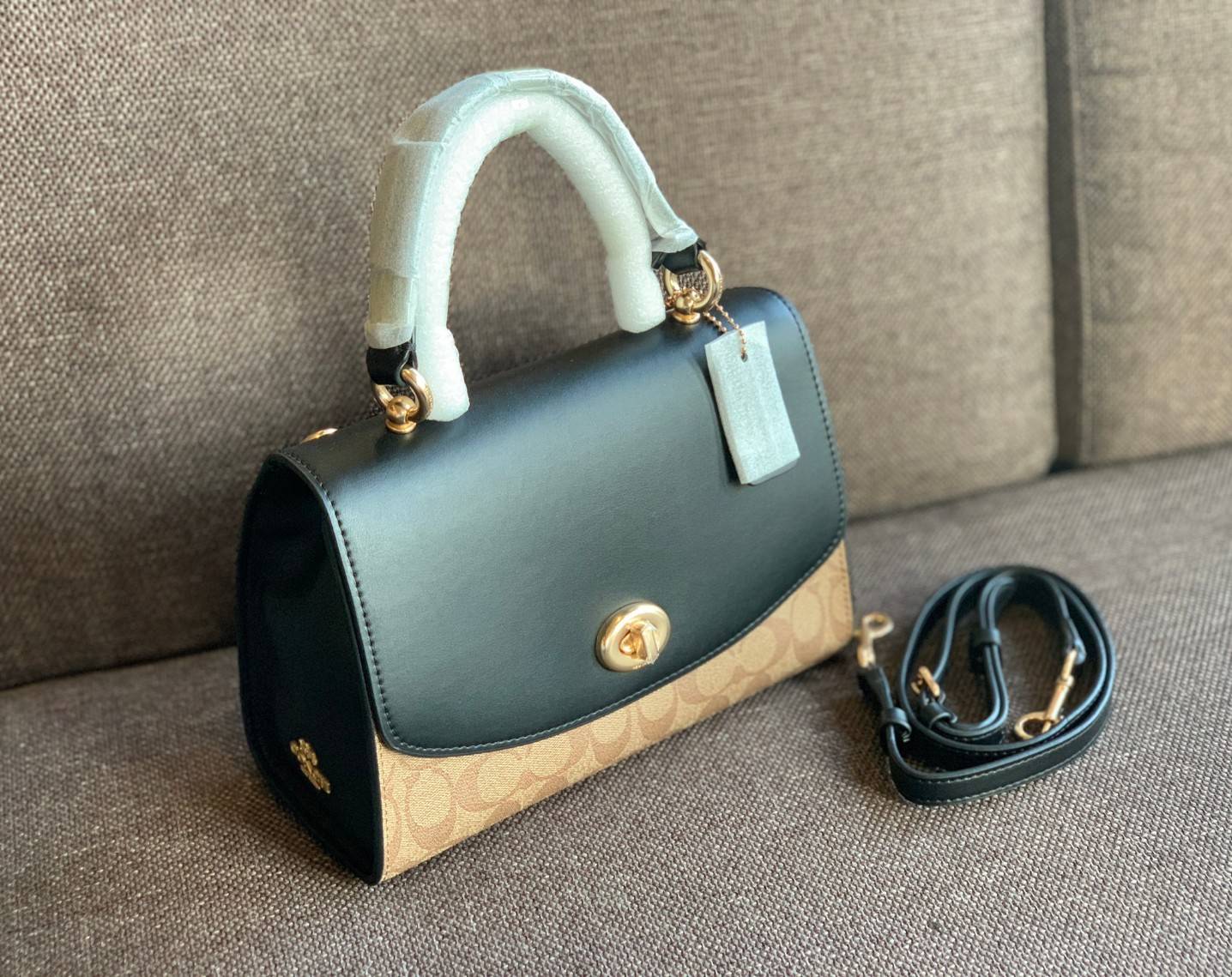 สวย หรู ดูดี รุ่นนี้กัยเลยค่า!! COACH TILLY TOP HANDLE SATCHEL IN SIGNATURE ((76620)) พร้อมส่งความสวย ห้ามพลาดค่ะ! กระเป๋าหิ้ว//คล้องมือ//สะพายข้างได้ ทรงสวย หนังแท้เรียบ+ลายCได้สวยงามค่ะ เปิดปิดกระเป๋าแบบหมุนล็อค ภายในมีช่องหลักใส่ของ2ช่อง สามารถใส่กระเป