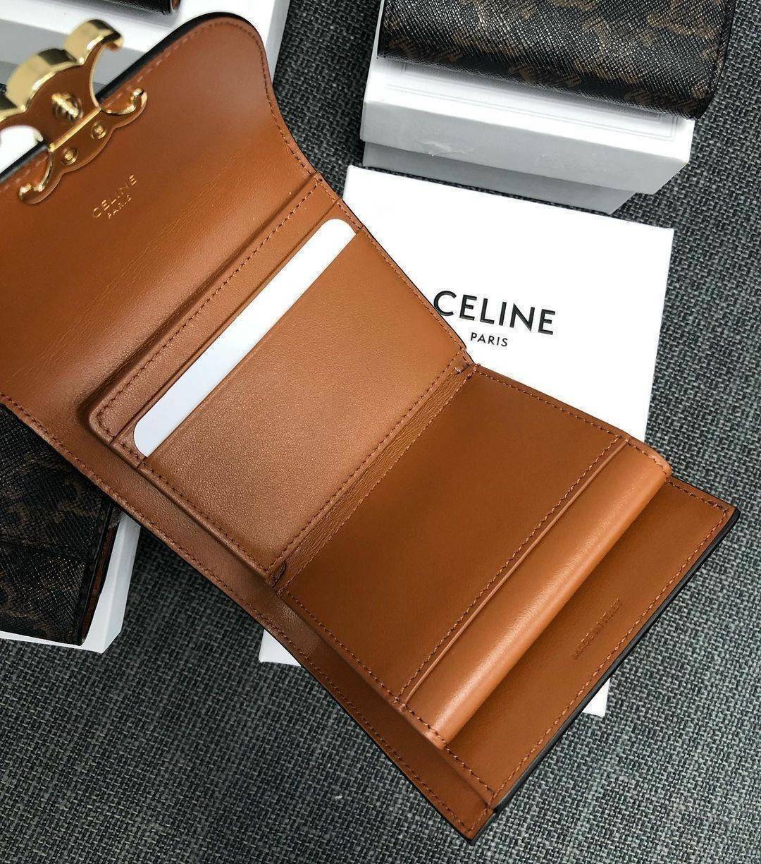 CELINE SHORT WALLET VIP GIFT WITH PURCHASE (GWP) พรีเมี่ยมกิ๊ฟ Limited จาก CELINE HAUTE PARFUME DUTYFREE COUNTER วัสดุ Triomphe Canvas หนังสวยอยู่ทรงปั้มโลโก้ด้านหน้าเปิดปิดฝาพับกระดุม ภายในมีช่องแบ่งหลายช่อง มีช่องใส่บัตรหลายช่อง ช่องใส่เหรียญ ช่องใส่ธนบ