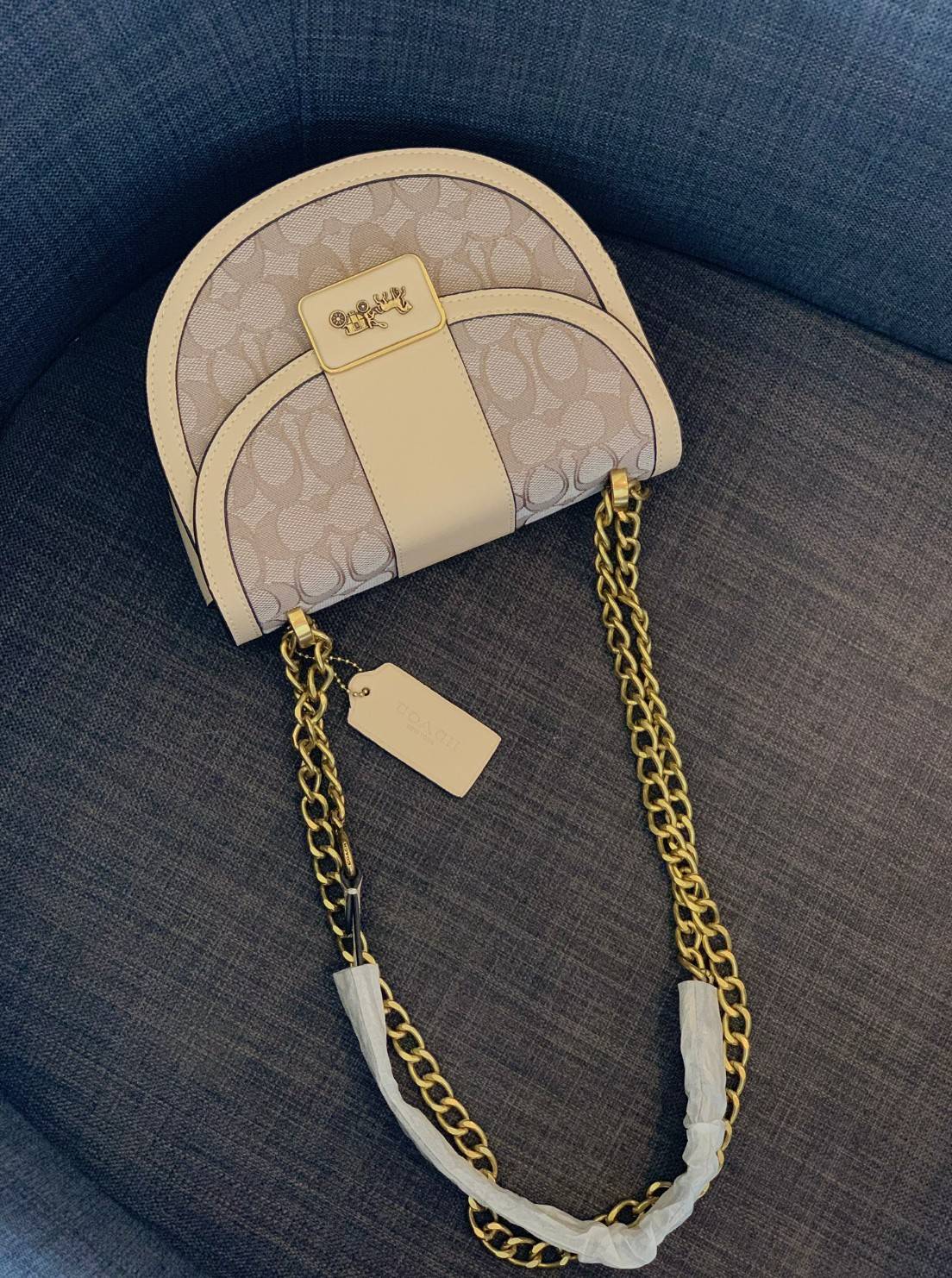 COACH ALIE SADDLE BAG IN SIGNATURE JACQUARD (C4694//C3464) New item!! กระเป๋าสะพายทรง saddle ดีไซน์วินเทจย้อนยุค แฝงความหรูในตัวด้วยอะไหล่สีทองเหลือง โดดเด่นไม่ซ้ำใครแน่นอน วัสดุผ้า jacquard สลับหนังแท้ ภายในเป็นช่องโล่ง มาพร้อมสายสะพายครอสบอดี้ ที่สามารถ