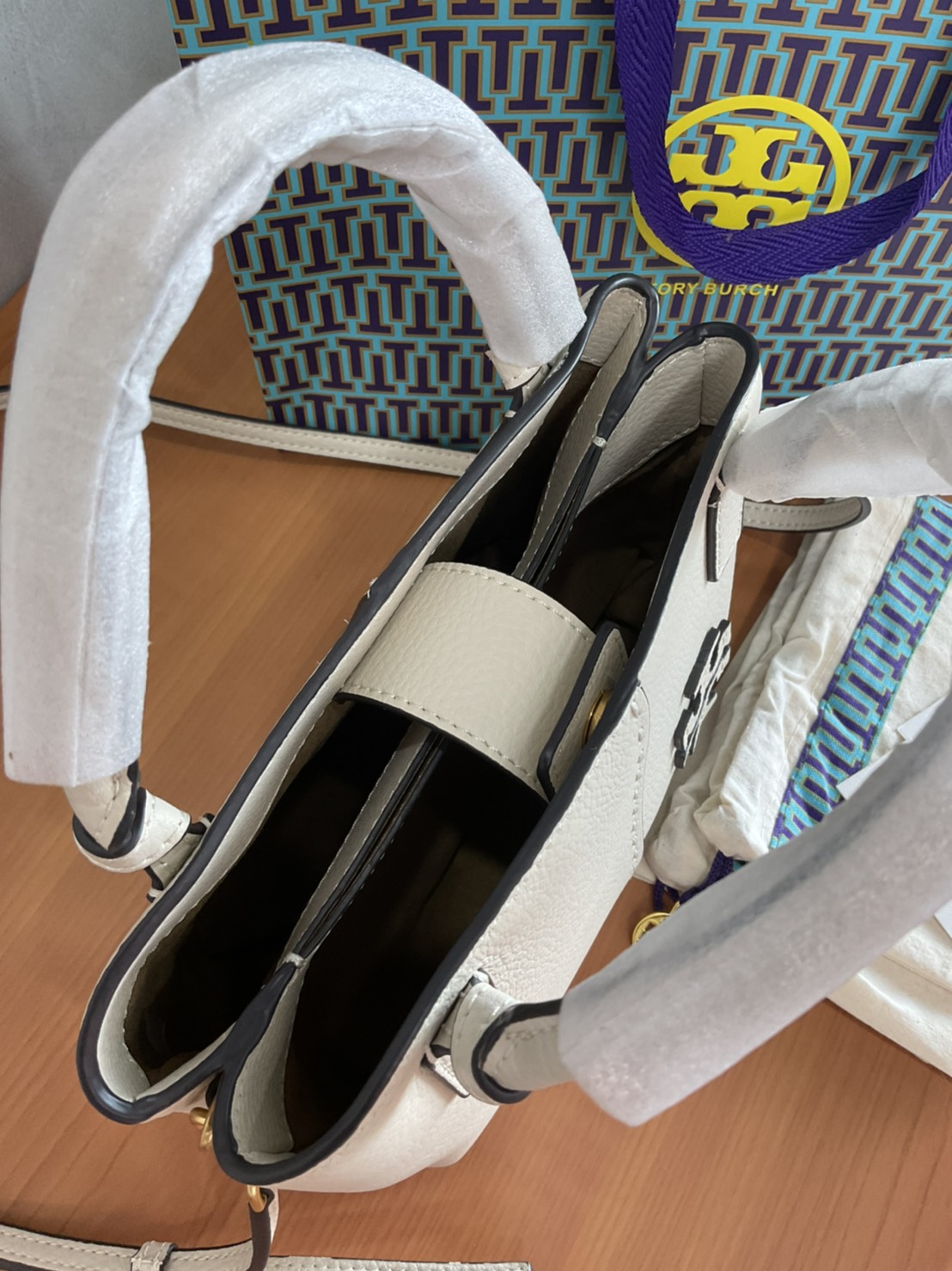 Tory Burch McGraw Mini Satchel กระเป๋าถือ/สะพาย Crossbody วัสดุหนังลูกวัวแท้ 100% ด้านหน้าประดับโลโก้หนัง ตัดเป็นรูปตัว T สัญลักษณ์แบรนด์ ตัวกระเป๋าเดินด้ายเล่นลายเพิ่มลูกเล่น เพื่อความเก๋!!