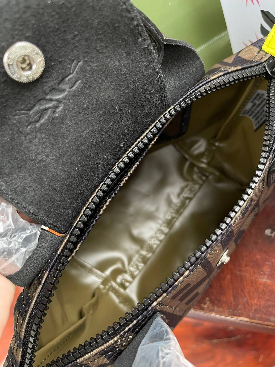 LONGCHAMP LE PLIAGE COLLECTION TOP HANDLE BAG XS พบกับคอลเลคชั่นใหม่ล่าสุด มีดีไซน์ที่เรียบหรูและคลาสสิก แฝงด้วยลูกเล่นแบบเฟมินีน แถมยังมีน้ำหนักเบาอย่างไม่น่าเชื่อ มาพร้อมกับหูจับกระเป๋าคู่และฝาปิดแบบกระดุม กระเป๋าถือใบนี้สามารถใช้ถือแบบทั่วไป มีสายสะพาย