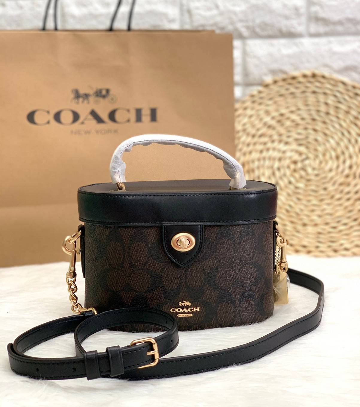COACH KAY CROSSBODY IN SIGNATURE ((78277)) กลับมาอีกครั้ง! กระเป๋าหิ้ว//สะพายแบบครอสบอดี้ร์ หนังแท้นิ่มสวย เปิดปิดกระเป๋าแบบหมุนล็อค ภายในโล่งสามารถใส่กระเป๋าเงินใบกลางได้;มือถือได้ทุกรุ่น; มีช่องเล็กให้ใส่ของจุกจิก;ซัปในบุผ้าอย่างดีเลยค่ะ มาพร้อมสายสะพาย