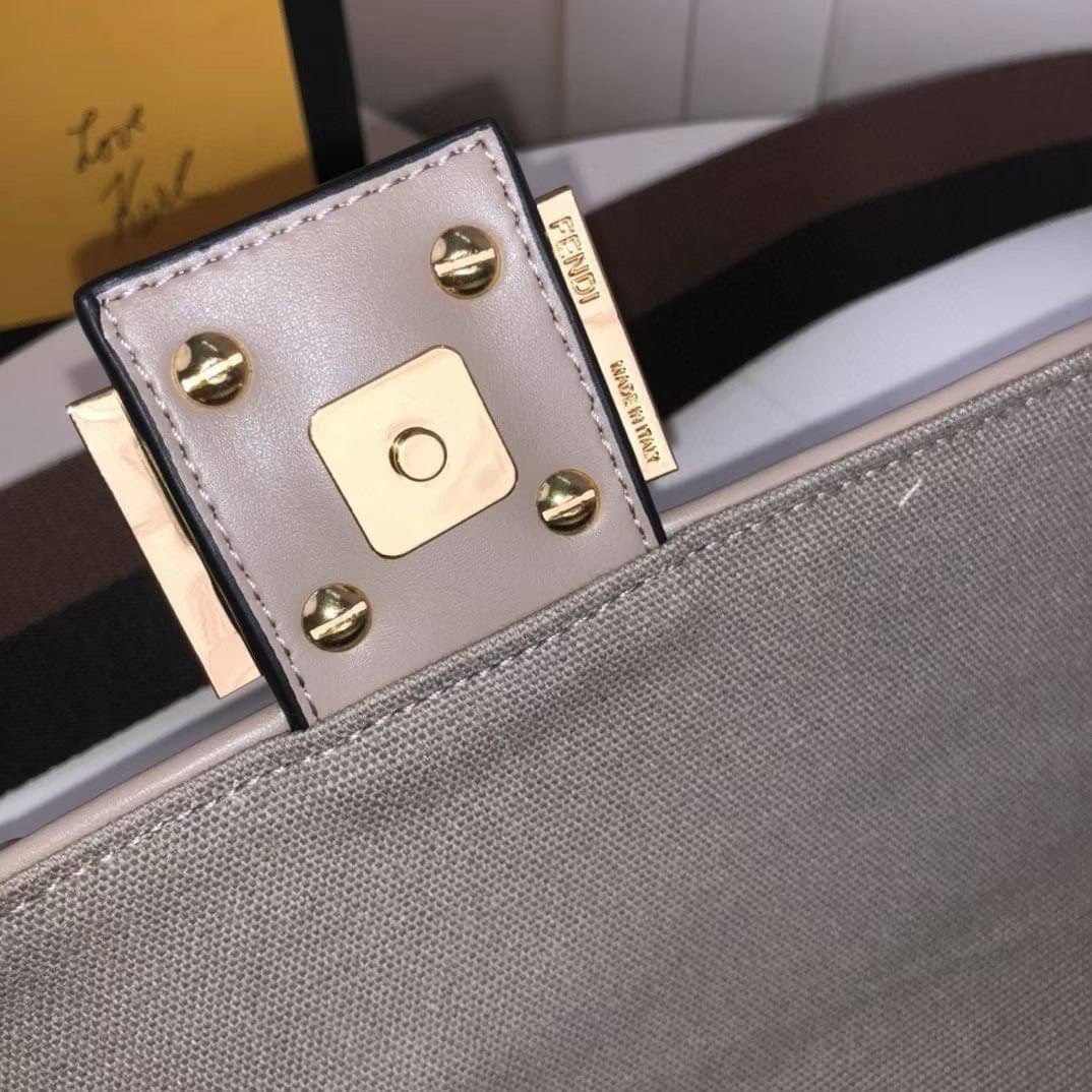 หนังแท้ Fendi Baguette bag in canvas with FF monogram medium กระเป๋าสะพายอันเป็นเอกลักษณ์ งานหนังแท้พร้อมทอลายนูน FF ที่มีการปักแบบทูโทน ตัดแต่งด้วยหนังและประดับด้วยตัวล็อค FF มาพร้อมสาย 2 แบบ สำหรับคล้องแขน และสายครอสบอดี้สีทูโทน ภายในเป็นช่องโล่ง ใส่โทร