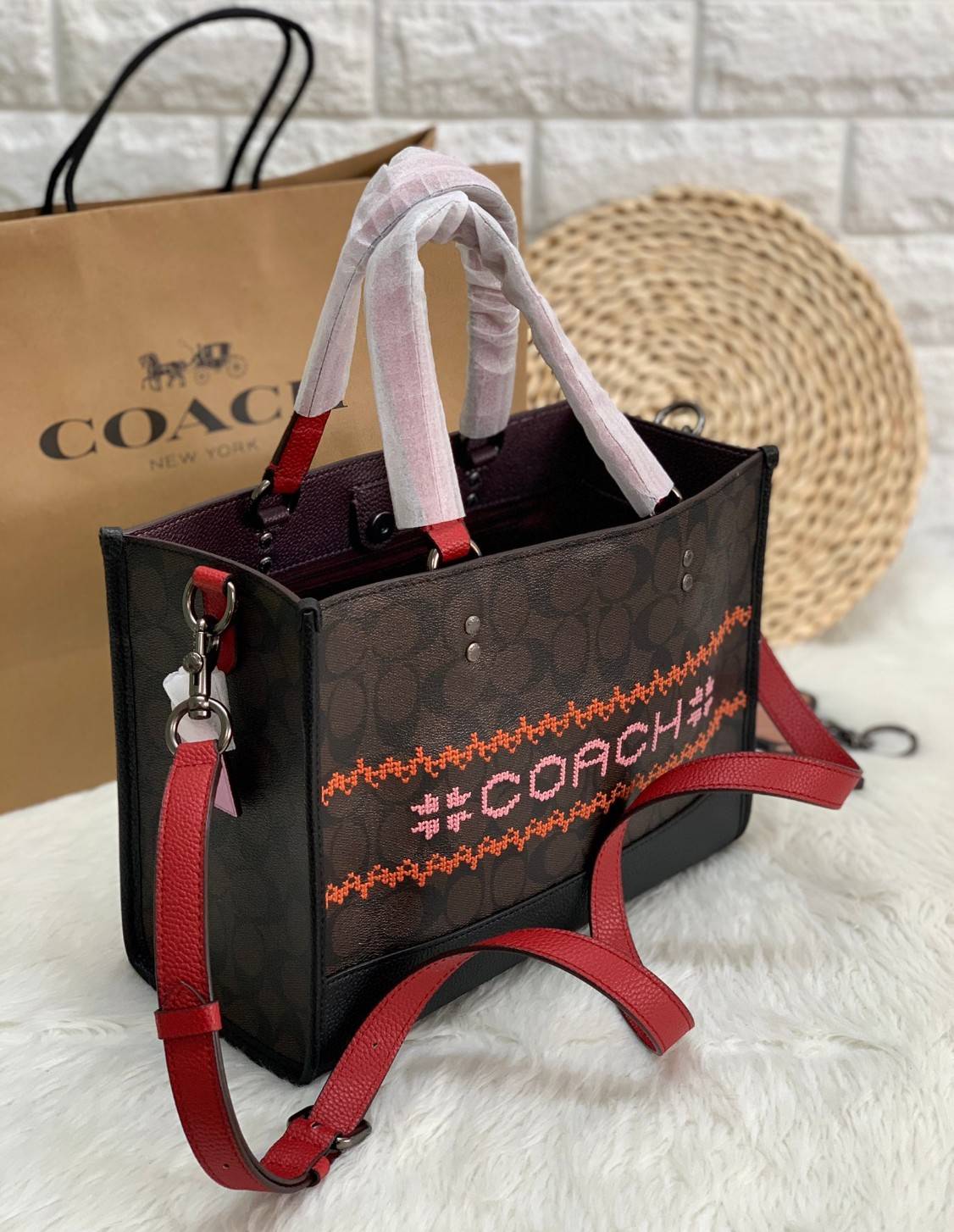 พร้อมส่ง 4ลาย 🌈ไม่มีในช๊อปไทยจร้าา😘 COACH DEMPSEY CARRYALL IN SIGNATURE JACQUARD WITH STRIPE AND COACH PATCH (C2826,C1527,C4113) พร้อมส่งความสวย! คุณภาพจัดเต็มค่ะ กระเป๋าทรงTote วัสดุ Jackquard+หนังแท้ ได้ลงตัวสวยงาม ด้านหน้ามีโลโก้แบรนด์ว