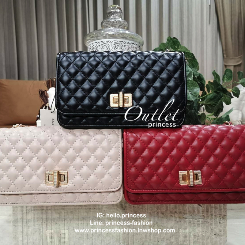 CHARLES & KIETH MINI CLUTCH BAG กระเป๋าสะพายทรงคลัชรุ่นยอดนิยมดีไซน์คลาสสิควัสดุหนังนิ่มลายตารางสวยอยู่ทรงขนาดมินิสไตล์ Chanel เปิดปิดด้วยตัวล๊อคแบบบิดอะไหล่ทอง ด้านหลังประดับโลโก้แบรนด์สวยดูดี มาพร้อมสายสะพายโซ่ร้อยหนัง Crossbody ได้สามารถซ้อนสายสะพายไหล