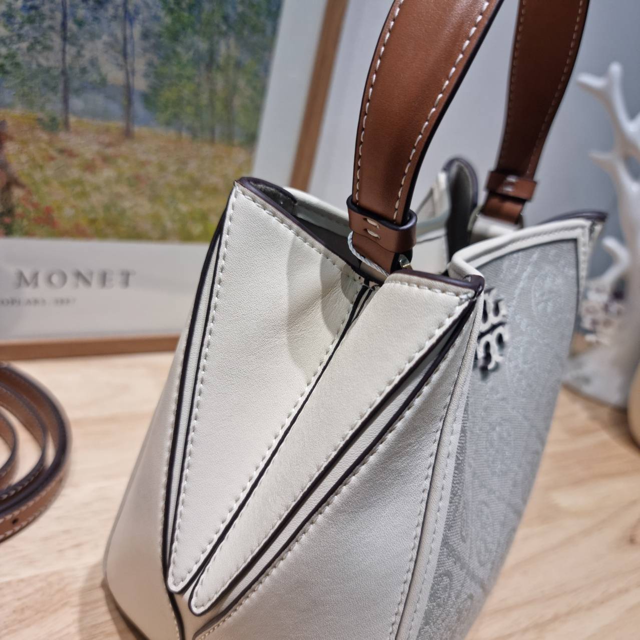 TORY BURCH SMALL T MONOGRAM MCGRAW BUCKET BAG กระเป๋าทรงบัคเก็ตโมโนแกรม เกรดออริ สลับแท้ 1:1 ใช้งานต่างประเทศได้