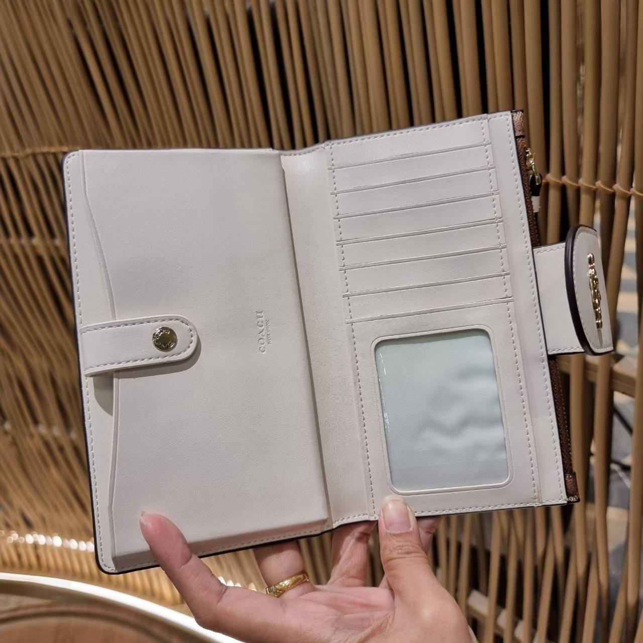 พร้อมส่ง 7 สี COACH C2874 TECH WALLET IN COLORBLOCK SIGNATURE CANVAS จัดให้สีใหม่ก่อนใคร!! ดีไซน์ใหม่ คอลเลคชั่นสวยหรู กระเป๋าสตางค์พร้อมสายคล้องมือ ง่ายต่อชีวิตมากจ้า!! มันดีอะไรเบอร์นี้ ใส่ได้ทั้งบัตร และโทรศัพท์ก็ใส่ได้ทุกรุ่น แถมยังมีช่องซิปแยกไปอีก ช