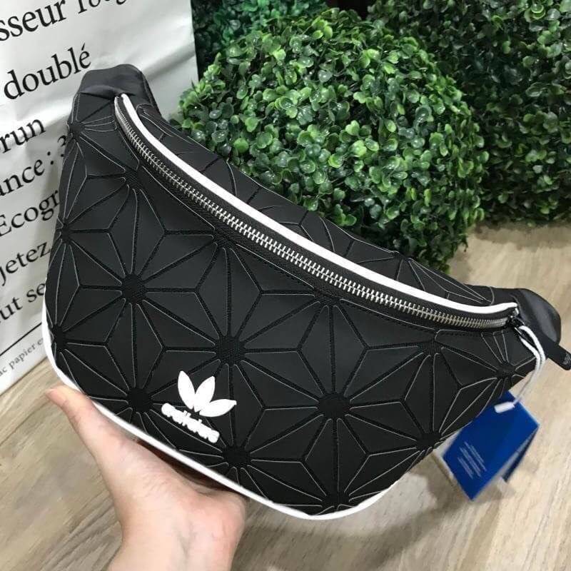 Adidas Originals 3D Mini Airline (ISSEY MIYAKE Style Shoulder Bag) กระเป๋าสะพายสไตล์สปอร์ตแบบคาดเอวคาดอกรุ่นใหม่ดีไซน์สุดฮิตสไตล์ ISSEY MIYAKE ใช้ได้ทั้งชายและหญิง ขนาดกำลังดี น้ำหนักเบา ด้านหน้าประดับโลโก้แบรนด์ เปิดปิดด้วยซิปสะดวกใช้อะไหล่ปั้มแบรนด์สวยด