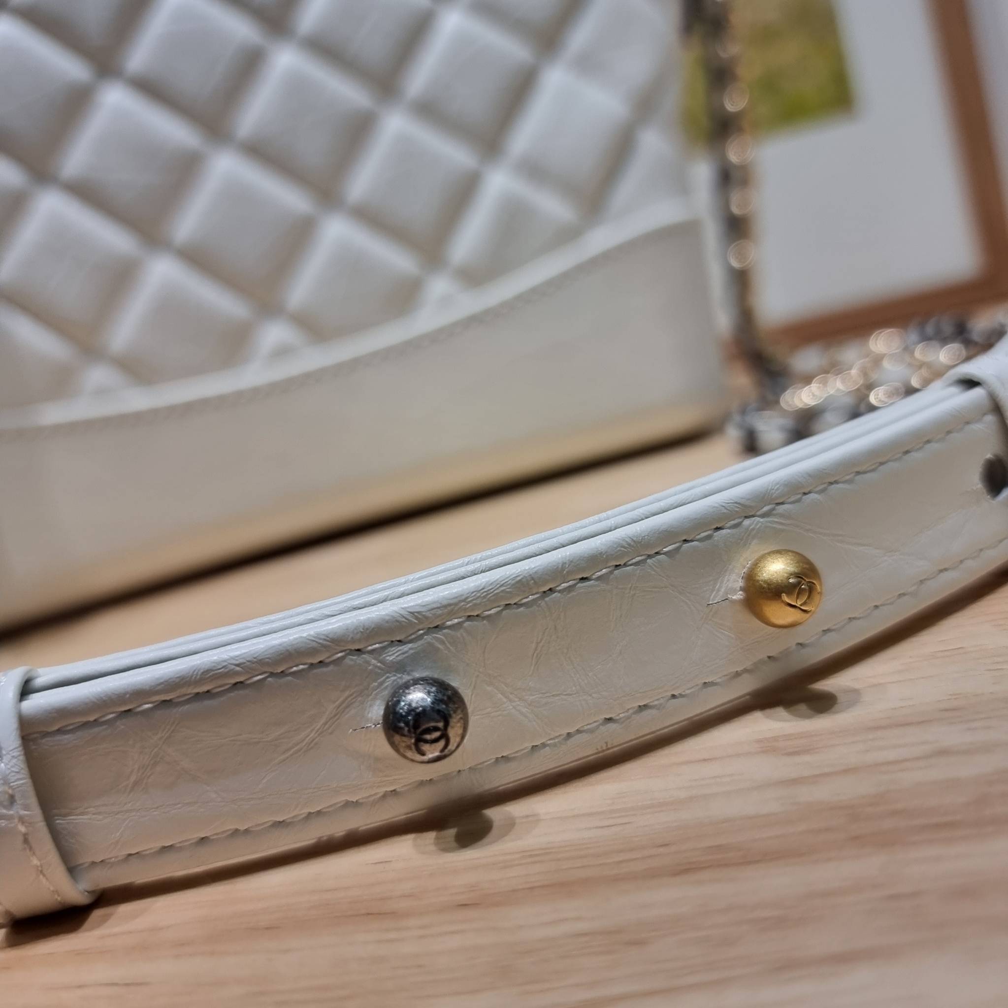 CHANEL Gabrielle Bag Medium สวยคลาสสิค No.1 ต้องยกให้ไอเท็มนี้เท่านั้น กับกระเป๋าสะพายซิกเนเจอร์ ดีไซน์ไม่เหมือนใคร เป็นเอกลักษณ์ ใช้งานได้หลากหลาย สะพายได้ไม่ซ้ำ