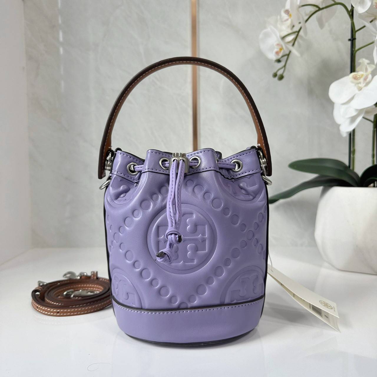 6 สี Tory Burch Puffy Mini / Tory burch T Monogram Puffy Patent Mini Bucket Bag / Tory Bucket Bag กระเป๋าบัคเกต size เล็ก โดดเด่นด้วยโลโก้ตัวนูนปั๊มด้านหน้า