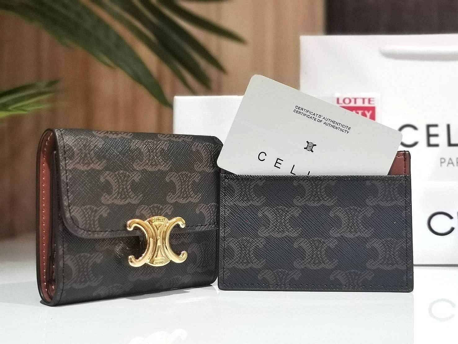 VIP 】CELINE SHORT WALLET VIP GIFT WITH PURCHASE GWP พรีเมี่ยมกิ๊ฟ Limited จาก CELINE HAUTE PARFUME DUTYFREE COUNTER วัสดุ Triomphe Canvas รุ่นใหม่เปิดปิดฝาพับกระดุม ภายในมีช่องแบ่งหลายช่อง ช่องใส่บัตรหลายช่อง ช่องใส่ธนบัตรใส่แบงก์พันได้เหมือนกระเป๋าสตางค์