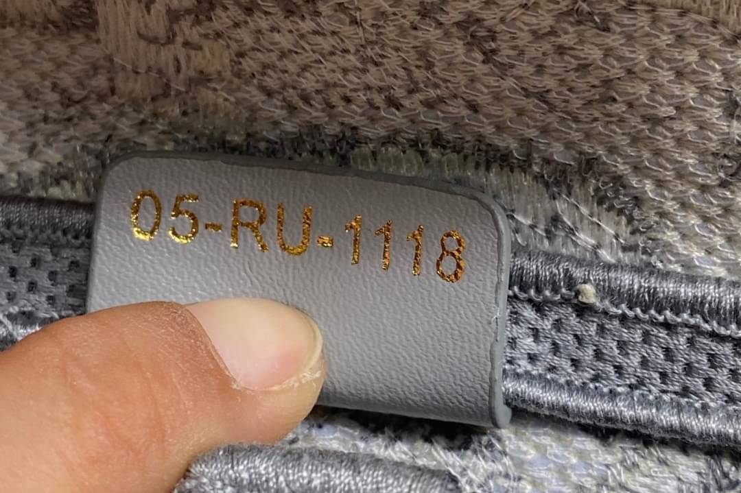 หนังแท้ DIOR SADDLE BAG Toile de Jouy Embroidery กระเป๋ารุ่นยอดนิยมตามแบบฉบับแบรนด์ พร้อมส่งที่ไทย เกรดออริจินอลหนังแท้ ภาพสินค้าถ่ายจากงานขายจริง ใช้งานต่างประเทศได้ค่ะ