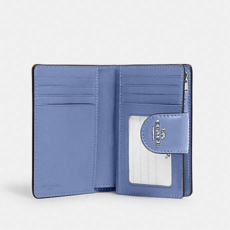 COACH C0082 MEDIUM CORNER ZIP WALLET IN SIGNATURE CANVAS ดีไซน์ใหม่ล่าสุด!! กระเป๋าสตางค์ใบกลาง 👛 ขนาดกำลังเหมาะมือ วัสดุหนังแคนวาสเคลือบลาย ดูแลรักษาง่าย มีช่องใส่บัตรและธนบัตรครบ และช่องซิปแยกไว้ใส่เหรียญ ครบเซ็ทแบบนี้เหมาะส่งต่อเป็นของขวัญที่สุ