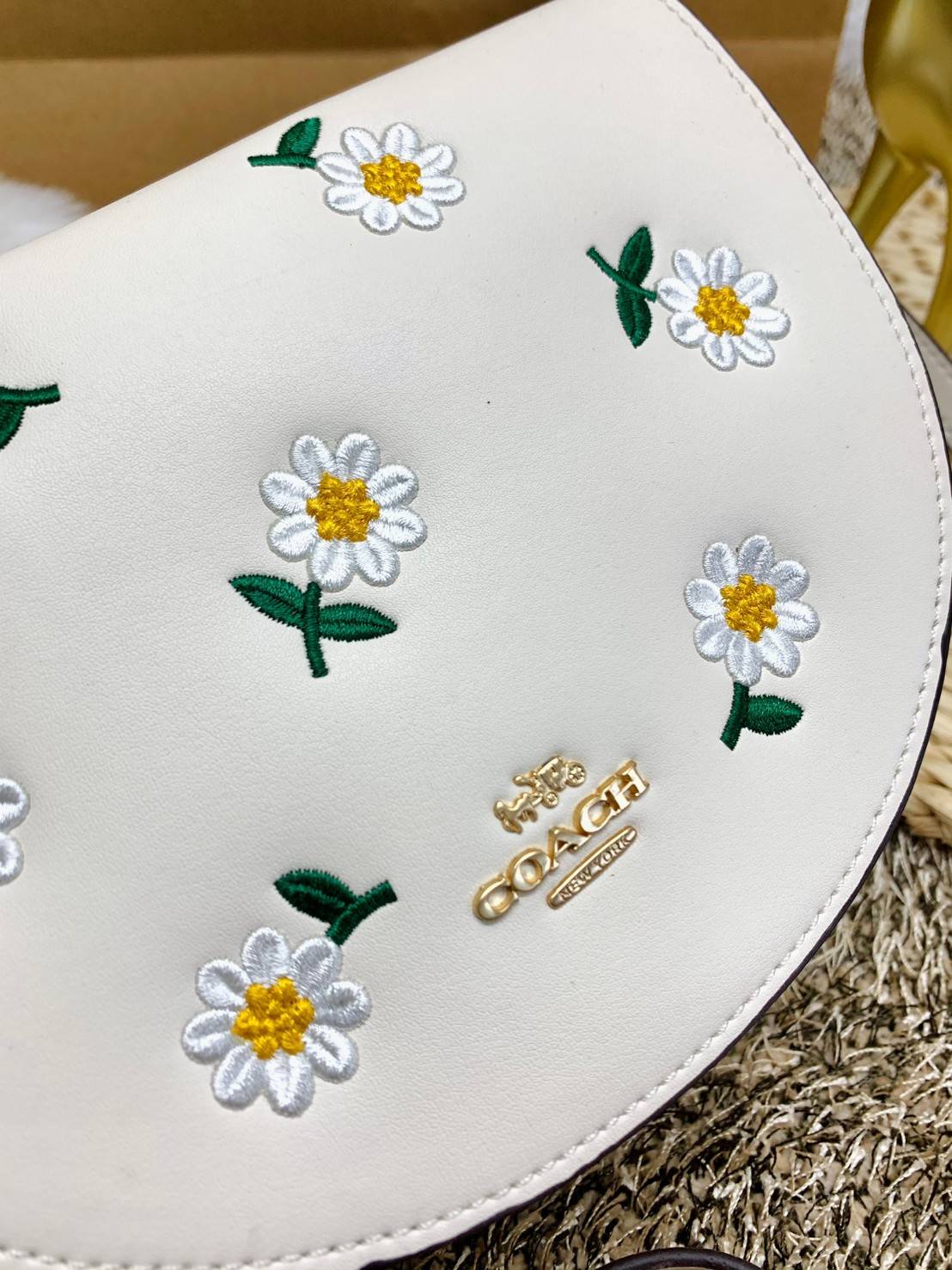 ใหม่ล่าสุด สวยก่อนใครแน่นอนค่า😘COACH ELLEN CROSSBODY WITH DAISY EMBROIDERY((C2863)) 💐พร้อมส่งจำนวนจำกัดค่ะ! กระเป๋าสะพายแบบครอสบอดี้ร์ หนังแท้นิ่มอย่างดีค่ะ 💐ด้านหน้าปักดอกซี่ความหมายดีๆ ละมุนสวยงามมากๆค่ะ เปิดปิดกระเป๋าแบบแม่เหล็ก