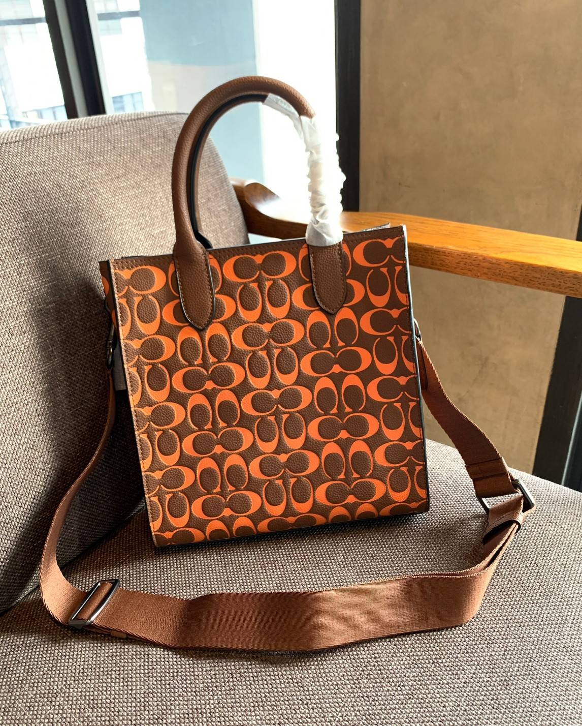 COACH COLORFUL GOTHAM TOTE SIGNATURE ((CA814)) รุ่นนี้ใช้ได้ทั้งผู้ชายและผู้หญิง ขนาดกลางๆกำลังสวยเลยค่ะ ใหม่ล่าสุด ก่อนใคร! กับกระเป๋าที่รังสรรค์สีออกมาได้สดใส เรียกได้ว่าจัดเต็มในเรื่องสีมีเดียวค่ะ หนังแท้ ลายหนังสวย บวกกับโลโก้แบรนด์ทั้งใบที่ลงลายสีได้