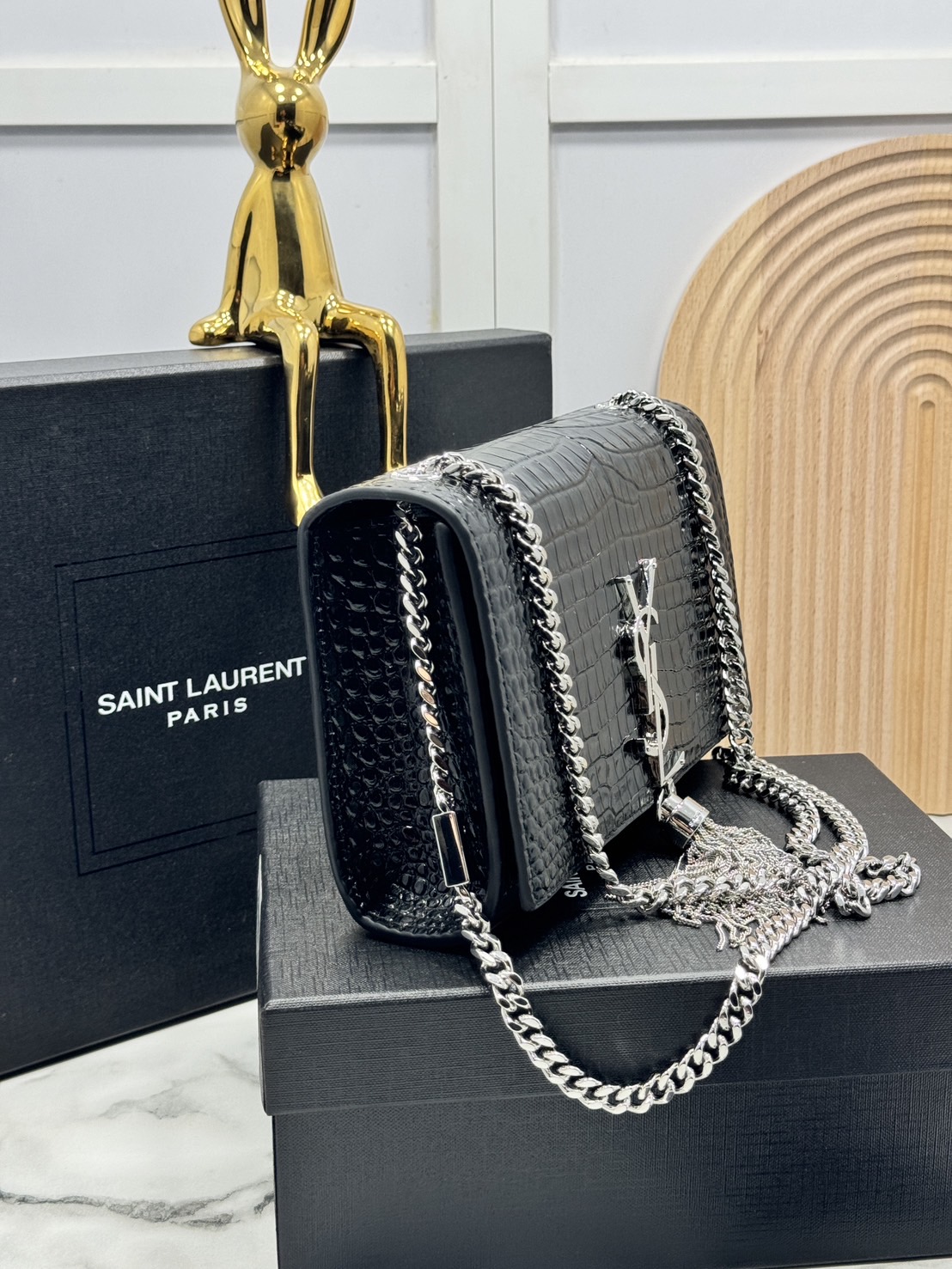 ORI หนังแท้ | 20cm Ysl Kate Croc Tassel Bag / YSL Woc Bag กระเป๋าสะพายทรง woc เรียบหรูดูแพงที่แท้จริง งานหนังลายจรเข้เต็มใบโดดเด่นด้วยโลโก้แบรนด์สุดหรู พร้อมพู่ห้อย รุ่นฮิตลอดกาลดูดีมีระดับ