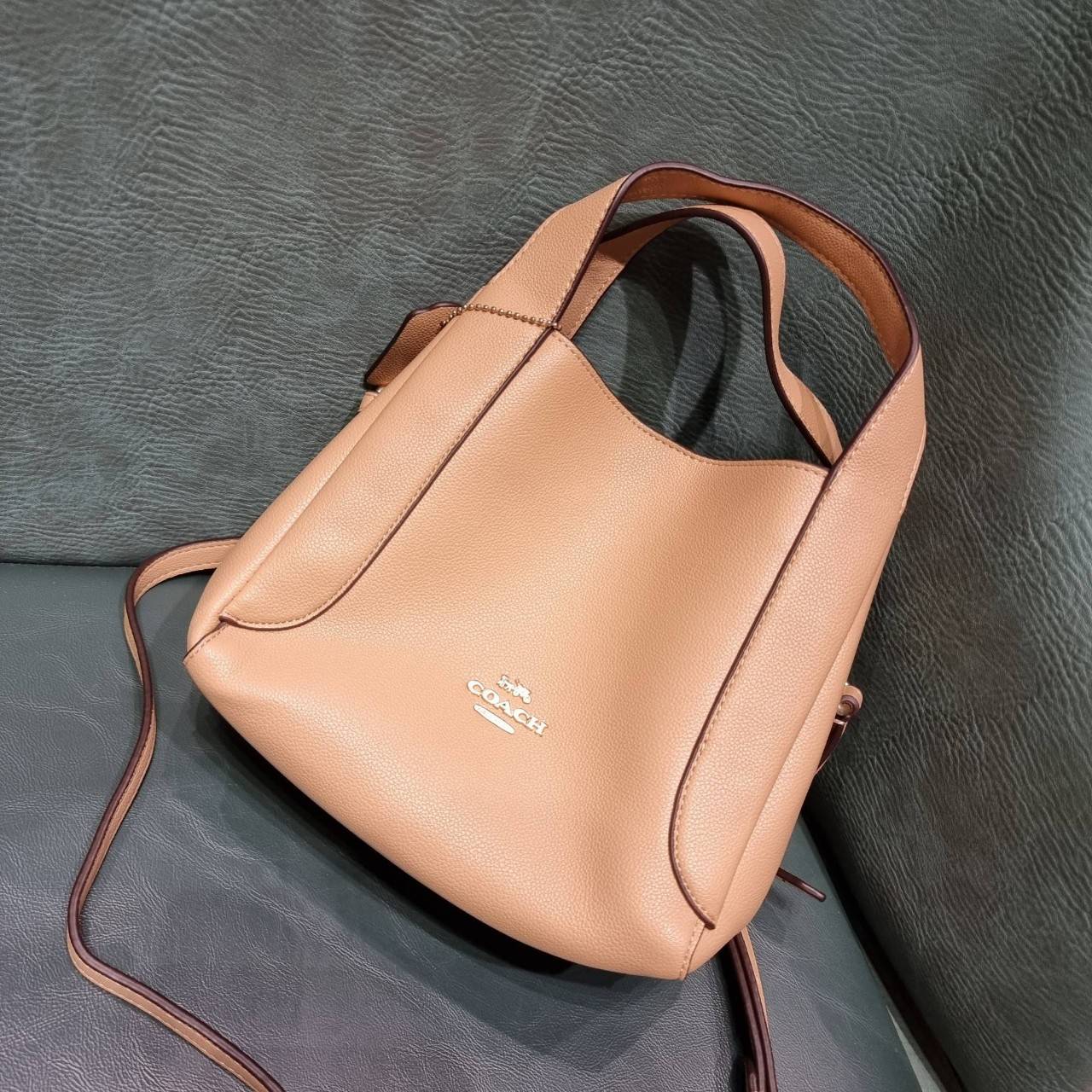 COACH 78800 HADLEY HOBO 21 ไอเท็มยอดนิยม คลาสสิคในทุกโอกาส กระเป๋าทรงโฮโบ ทรงสวยใช้งานได้ทุกลุค แมชท์ง่ายกับทุกสไตล์ วัสดุหนัง pepble เปิด-ปิดด้วยกระดุมแม่เหล็ก มีตะขอล็อคที่ปากกระเป๋าเพื่อปรับทรงใช้งานได้ ภายในโล่งกว้าง ใส่ได้ทุกอย่าง!! มีสายสะพายให้ หรื