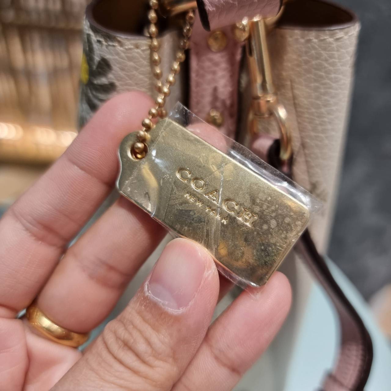 COACH C3598 SMALL TOWN BUCKET WITH SPACED WILDFLOWER PRINT คอลเลคชั่นใหม่ พร้อทเสิร์ฟความสวยก่อนใคร กระเป๋าทรงบัคเก็ตยอดฮิตตลอดกาล ดีไซน์ดอกไม้คละรอบใบ วัสดุหนัง pepble ดูผู้ดี ละมุนไปอีก ปากกระเป๋าเปิด-ปิดด้วยกระดุมแม่เหล็ก 2 ฝั่ง มีหูจับในตัวและสายสะพาย