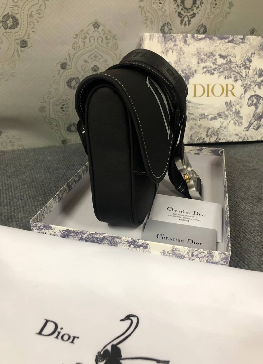 หนังแท้ Dior Shawn Stussy Saddle Crossbody Bag Printed Leather / Dior Waist Bag / Dior Belt Bag / Dior Saddle พร้อมส่งที่ไทย ภาพสินค้าถ่ายจากงานขายจริง ใช้งานต่างประเทศได้ค่ะ