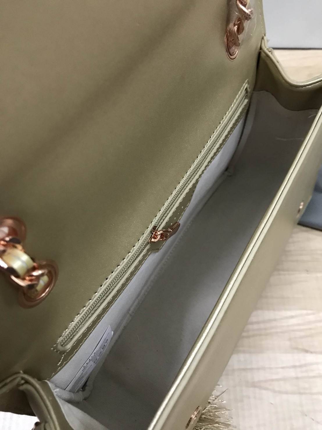 Pedro Velvet Tassel shoulder Bag รุ่นใหม่ชนช้อป!! จากแบรนด์ในเครือ charles&keith กระเป๋าสะพายข้างทรงกล่อง ตั้งอยู่ทรง สายสะพายโซ่ร้อยหนัง อะไหล่ทองทั้งใบ ด้านข้างประดับพู่สุดหรูสามารถสะพายได้ทั้งสายเดี่ยวและสายคู่ ภายในมีช่องซิปแยก สามารถใส่กระเป๋าสตางค์ท