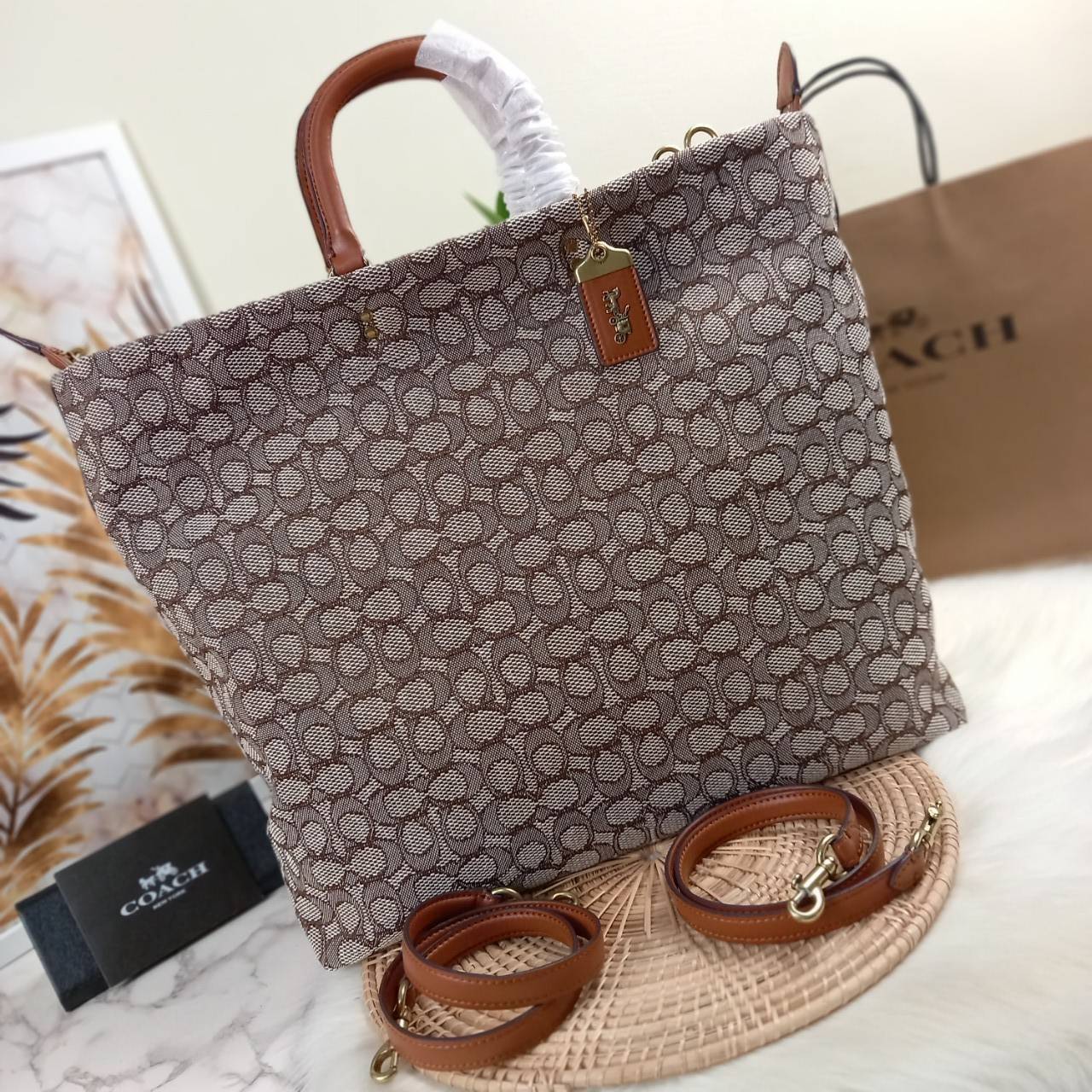 คอลเลคชั่นนี้ เด็ดมากๆ🌺😎//>>COACH ROGUE TOTE IN SIGNATURE TEXTILE JACQUARD(COACH C6161)🍁กระเป๋าทรงTOTE ใบใหญ่ จุของได้สะใจสุดๆ จะถือ หรือสะพายได้ตามดีไซน์การใช้งาน มีสายสะพายยาวให้ 2 เส้น แบบสะพายคู่//วัสดุ JACQUARD ตัดขอบหน้