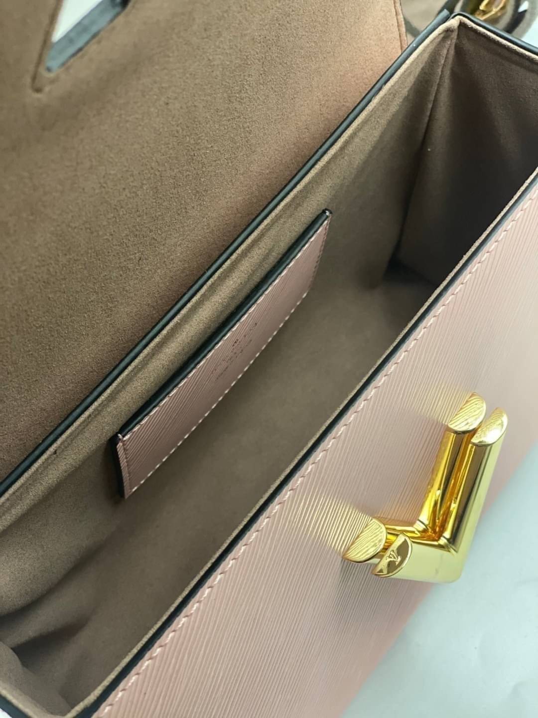 หนังแท้ LOUIS VUITTON Epi Twist Shoulder Bag MM พร้อมส่งที่ไทย เกรดออรินอลงานหนังแท้ทั้งใบ ภาพสินค้าถ่ายจากงานขายจริง ใช้งานต่างประเทศได้