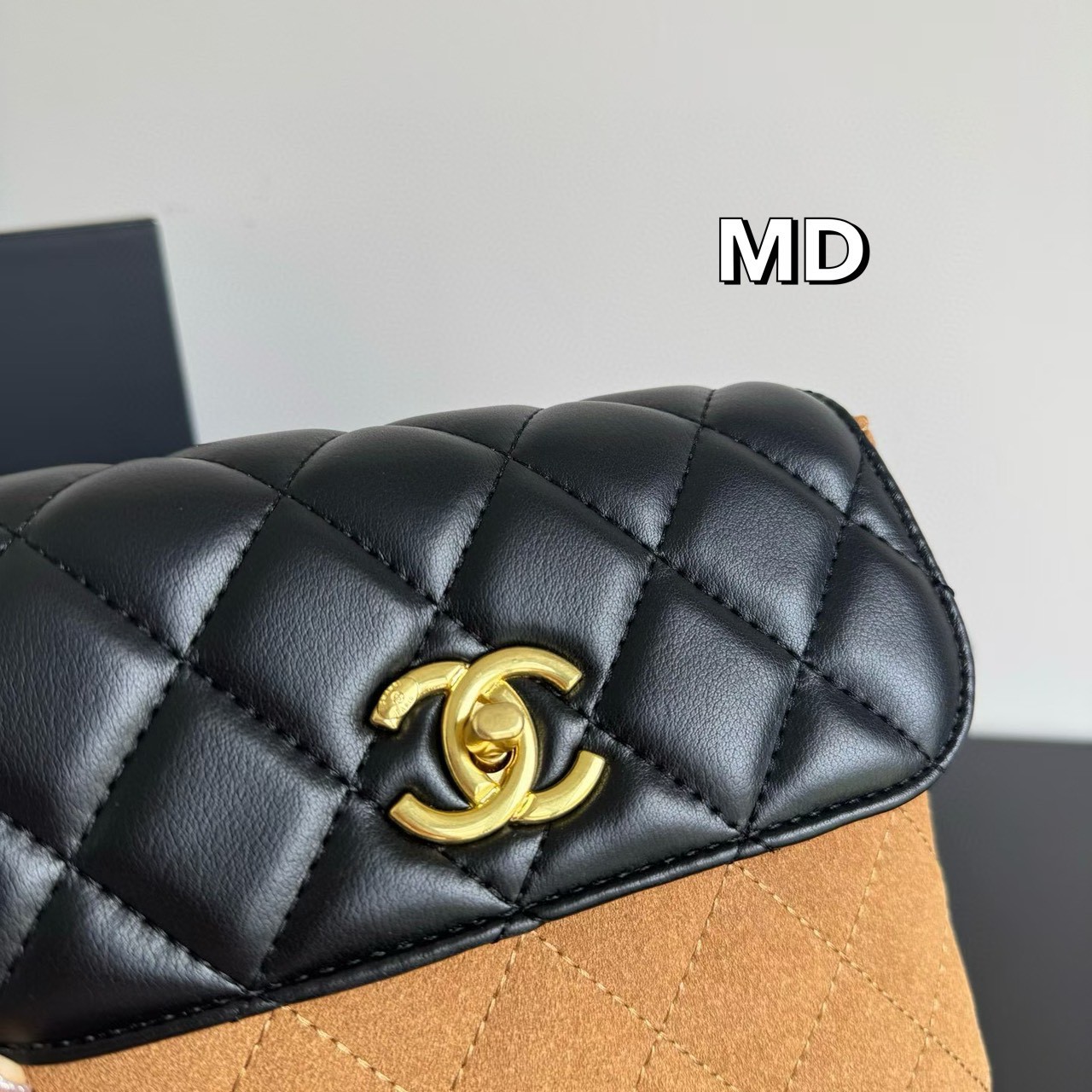 Chanel 25a Suede Mini Crossbody Bag กระเป๋าสะพายคลาสสิก ดีไซน์ทูโทนสุดไอคอนิก ฝาพับหนังตัวกระเป๋าหนังกลับสวยหรูลงตัว ไซส์มินิน่ารักน่าใช้