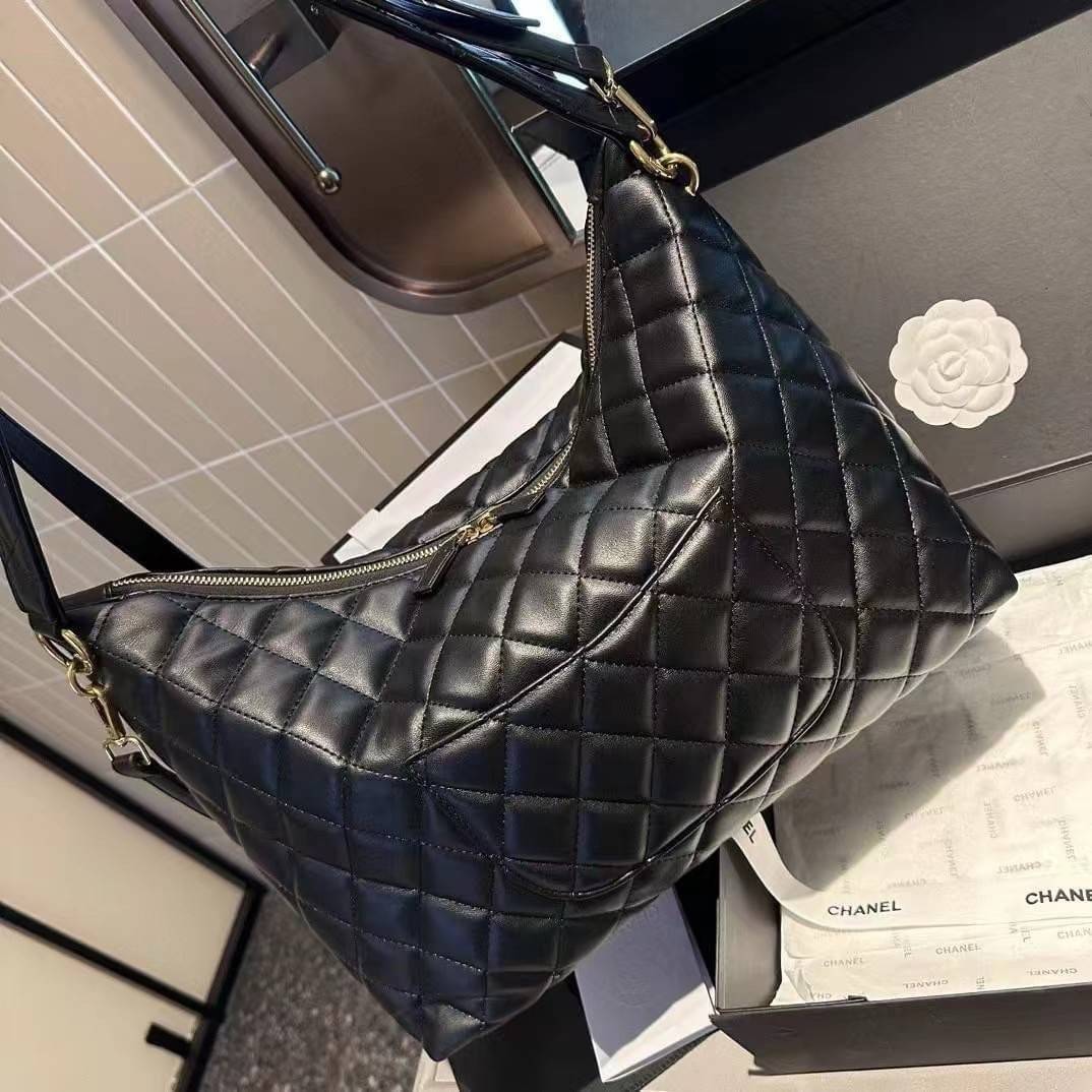 Chanel Maxi Hobo Bag 23B 37cm กระเป๋าสะพายทรงโฮโบใบใหญ่ จุของได้เยอะ ดีไซน์ใหม่ ตัวแม่ตัวมัมต้องมีแล้วนะคะ งานหนังเต็มใบสวยหรูดูแพง เรียบแต่หรู ต้องใบนี้เลยค่ะ ใช้ได้กับทุกลุค ทุกโอกาส