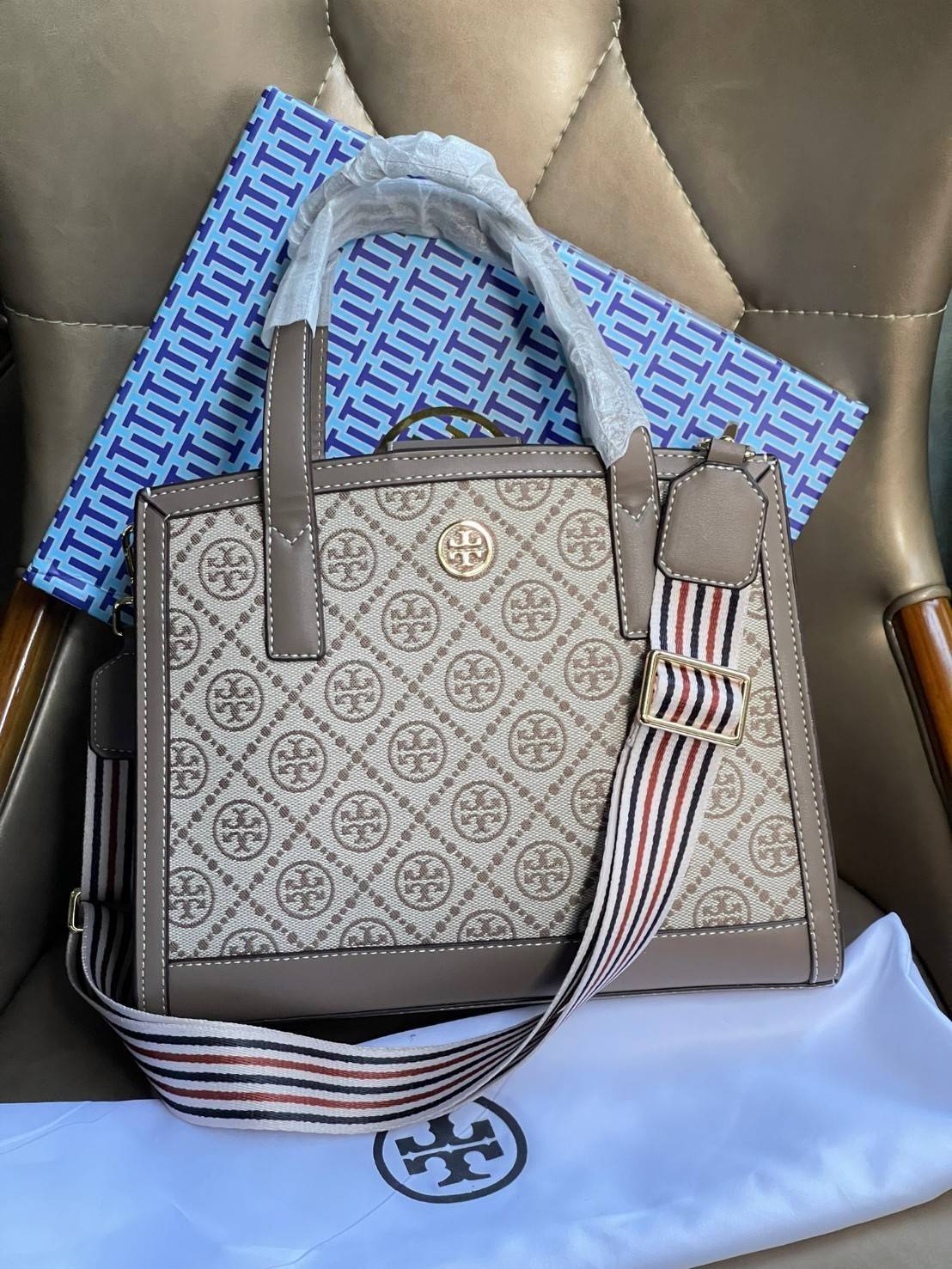 Tory burch T monograme Walker small sacthel คอลเลกชั่นนี้เป็นกระเป๋าที่ตอบโจทย์สาววัยทำงานอย่างมาก ใช้เป็น Everyday Bag สำหรับสาว ๆ เหมาะกับการใช้งานทุกช่วงเวลา ลวดลายของ T Monogram สุดคลาสสิก ตกแต่งขอบด้วยหนัง ยังจุของได้เยอะตอบโจทย์สาว ๆ ที่มีของใช้ส่วน