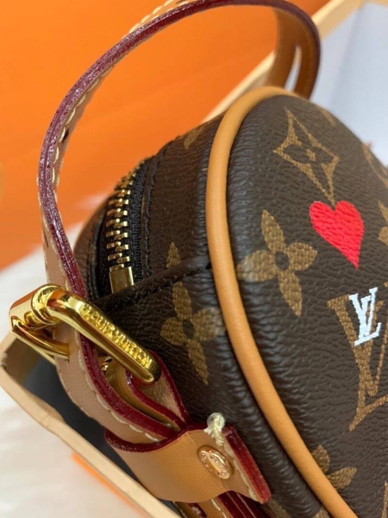 VIP GIFT 】หนังแท้ LOUIS VUITTON Monogram Game On Coeur "HEART" กระเป๋าสะพายรูปทรงหัวใจดีไซน์เผ็ดมากกก!! ภายในเป็นช่องโล่ง สายสะพายปรับใช้ได้ตามสะดวก ใบจริงสวยงามเบอร์ล้าน สาวๆ ต้องหลงรักแน่นอนเลยค่ะ