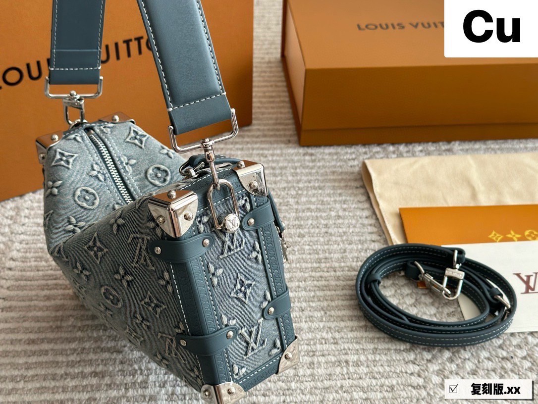 LV Side Trunk Monogram Denim Bag กระเป๋าสะพายทรงกล่องเดนิมซีดสไตล์วินเทจ ปั้มนูนโลโก้ลายโมโนแกรม ไอเท็มหรูหราย้อนยุค ผสมผสานความทันสมัย รูปทรงกล่องสัดส่วนสวยลงตัว