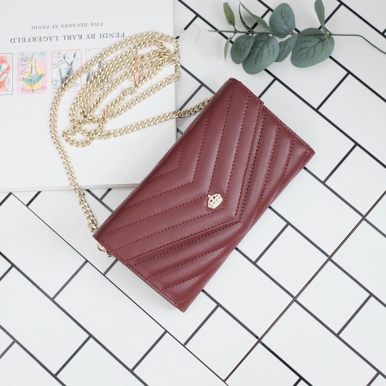 สาวๆมีกระเป๋าสตางค์ยาวแบบ3in1 หยิบมาถือสะพายจบในใบเดียวกันหรือยัง ! ใบนี้ แนะนำเลย 📌หนังวัวแท้ สวยมาก 📌จะใช้เป็นกระเป๋าสตางค์ หรือจะถอดสายถือเป็น คลัช หรือสะพาย Cross body ชิลๆ ก้อได้เลย