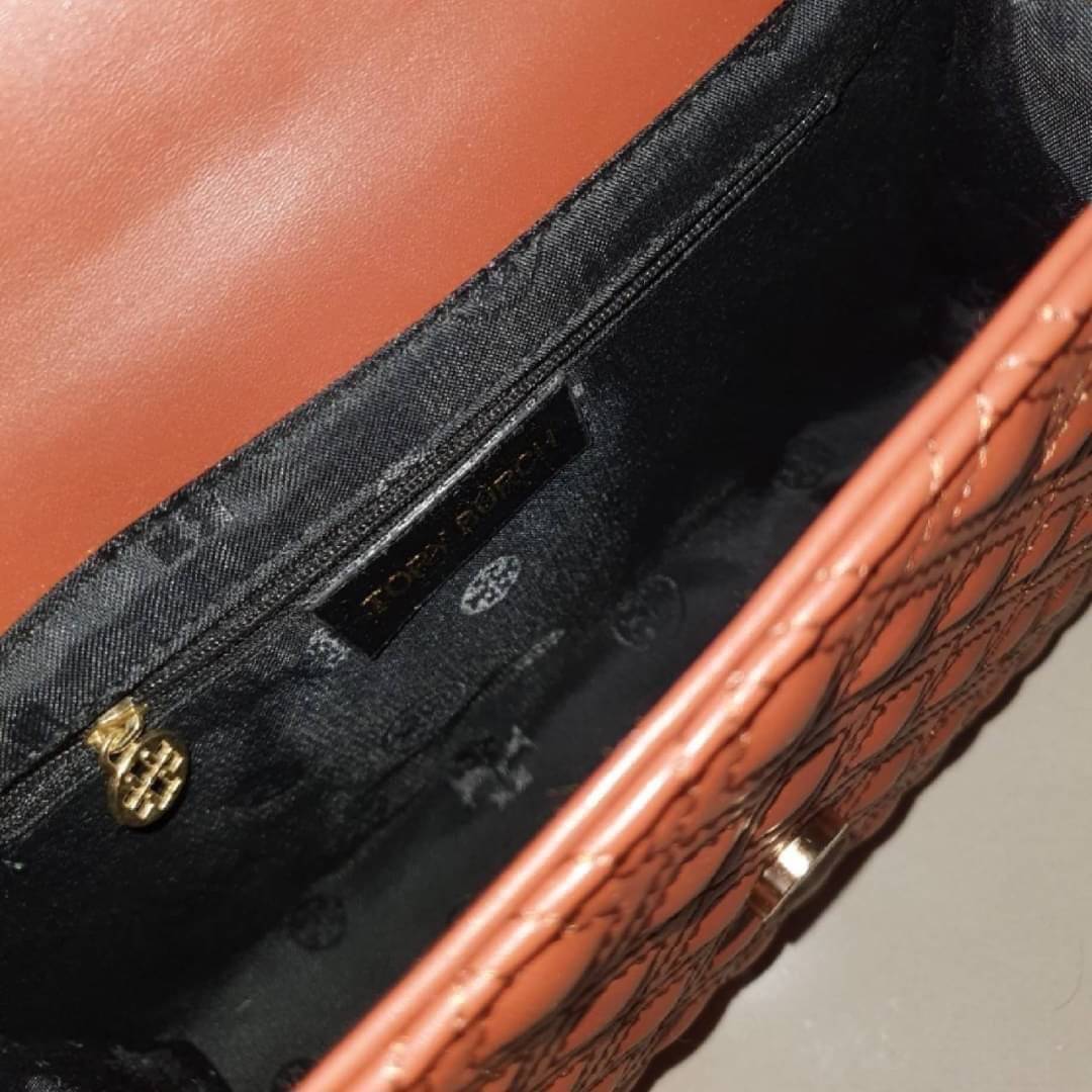 TORY BURCH Fleming Small Convertible Shoulder Bag รุ่นขายดีที่สุดกับ ไอเท็มที่ต้องมีแบรนด์ TORY BURCH มีมาให้ช้อปอีกแล้วค่ะสาวๆ กับทรง CLUCTH & CROSSBODY กระเป๋าสะพายข้างหรือสะพายเป็นครอสบอดี้ ประดับพู่ด้านข้าง