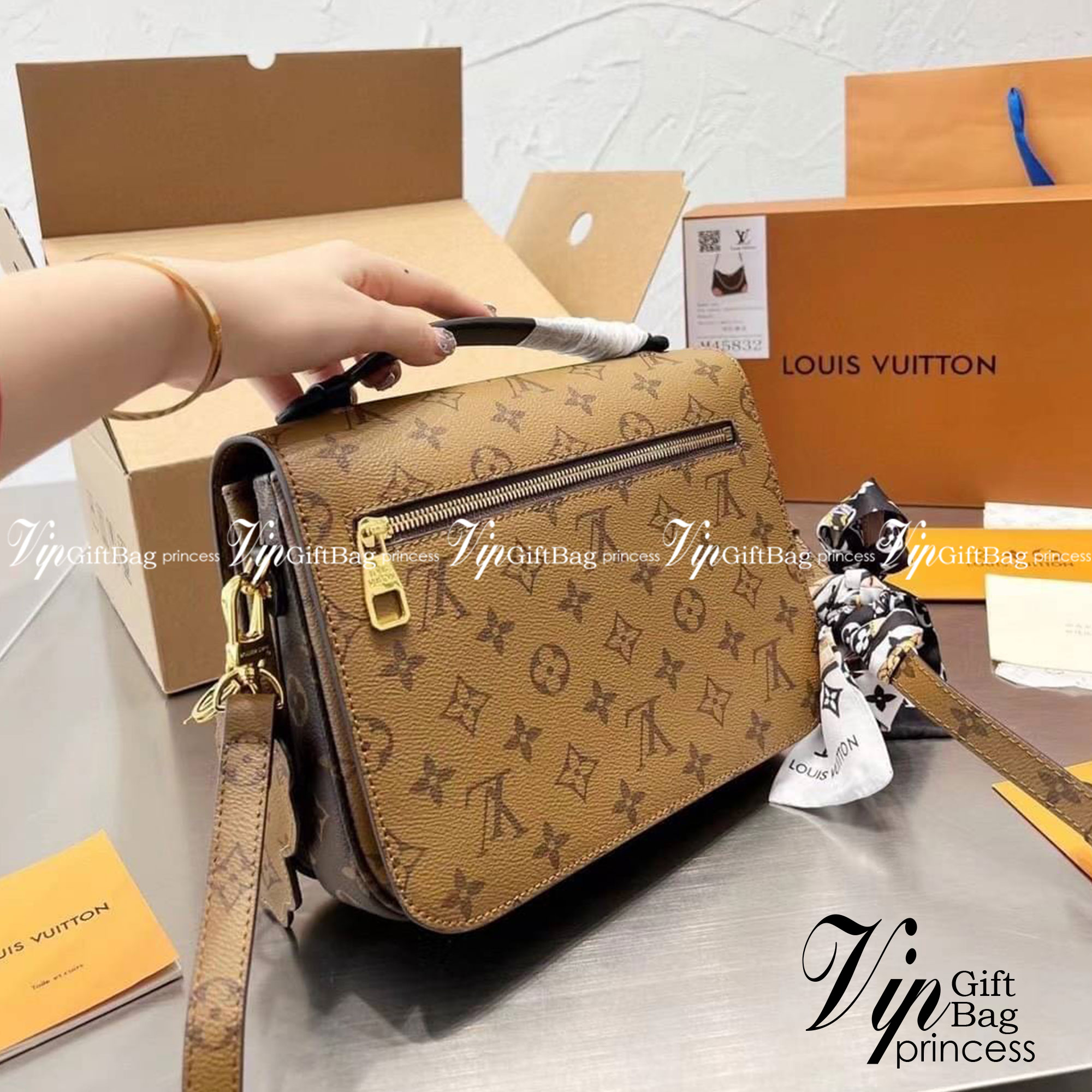 LV Monogram Reverse Pochette Metis / LV Pochette Metis กระเป๋าสะพายไอเท็มนำแฟชั่นที่น่าดึงดูดใจ ทรงกะทัดรัดและใช้งานได้สะดวก หนังแคนวาสอย่างดี ลาย Monogram เปิด-ปิดแบบกดล็อคอะไหล่สีทองสวยงาม