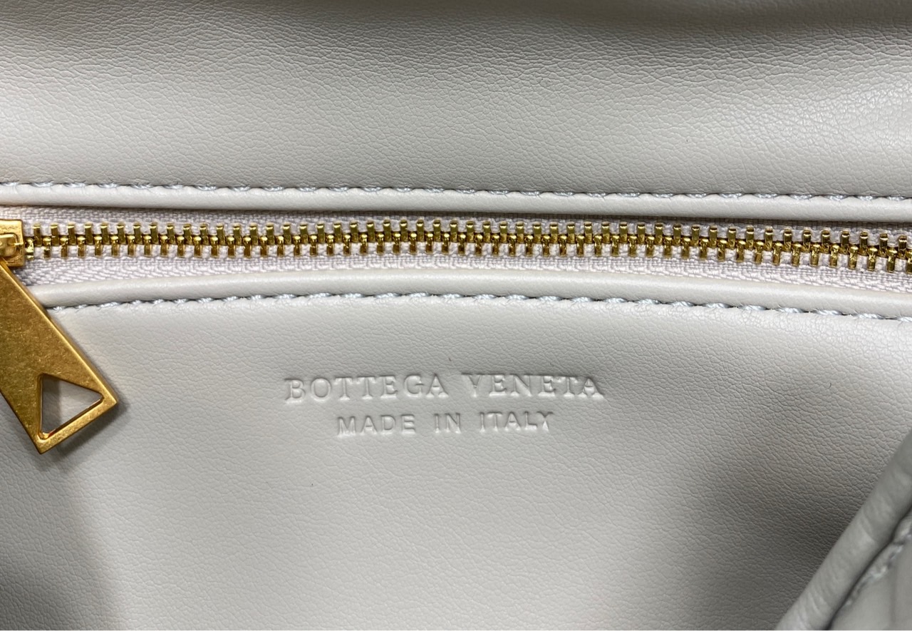 BOTTEGA intrecciato leather Snap Handle Handbag กระเป๋าถือ/สะพาย ดีไซส์สานเป็นเอกลักษณ์ หูจับในตัว หนังสวยงาม เกรดออริ สลับแท้ 1:1 ใช้งานต่างประเทศได้