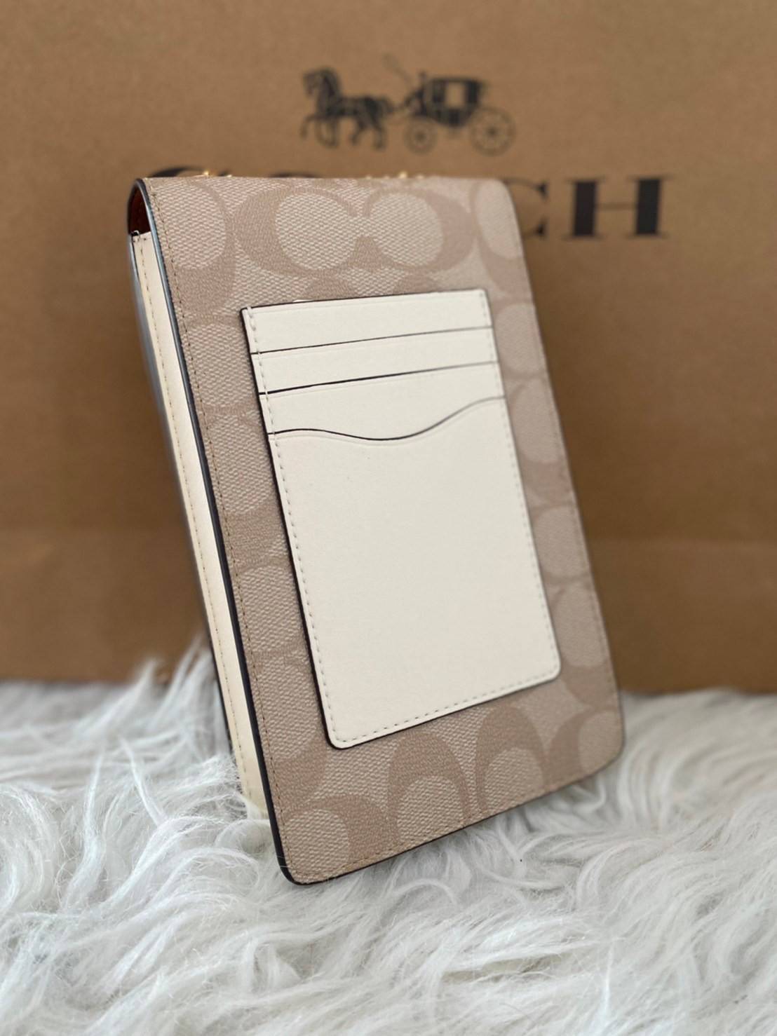 COACH NORTH/SOUTH CROSSBODY IN SIGNATURE CANVAS แจกความสดใสกันอีกครั้ง!! กับกระเป๋าสะพายเอนกประสงค์ Case phone ใส่โทรศัพท์มือถือได้ทุกรุ่น ดีไซน์ลายผลไม้ฉ่ำๆ สวยมีเสน่ห์ 💖 วัสดุหนังแคนวาสคุณภาพ ฝาและภายในเป็นหนังแท้ เปิด-ปิดด้วยกระดุม สายสะพายยาวป