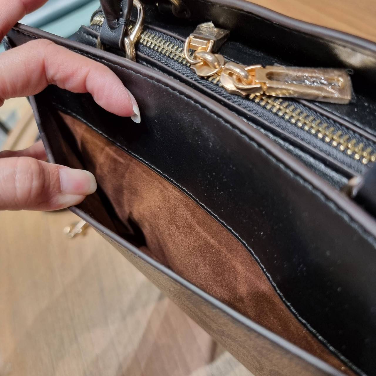 COACH ZOE CARRYALL IN SIGNATURE CANVAS เดอะเบสท์แห่งปี ต้องยกให้พี่คนสวยใบนี้เลย!! รุ่นที่สาวๆตามหา หายากอีกหนึ่ง กระเป๋าถือ/สะพายทรงสวย คลาสสิค ใบใหญ่จุคุ้ม มีดีเทลน่ารักๆที่แม่กุญแจ สามารถล็อคหัวซิปได้ กุญแจซ่อนในพวงหนังห้อยก็น่ารักไปอีก ภายในโล่งกว้าง 