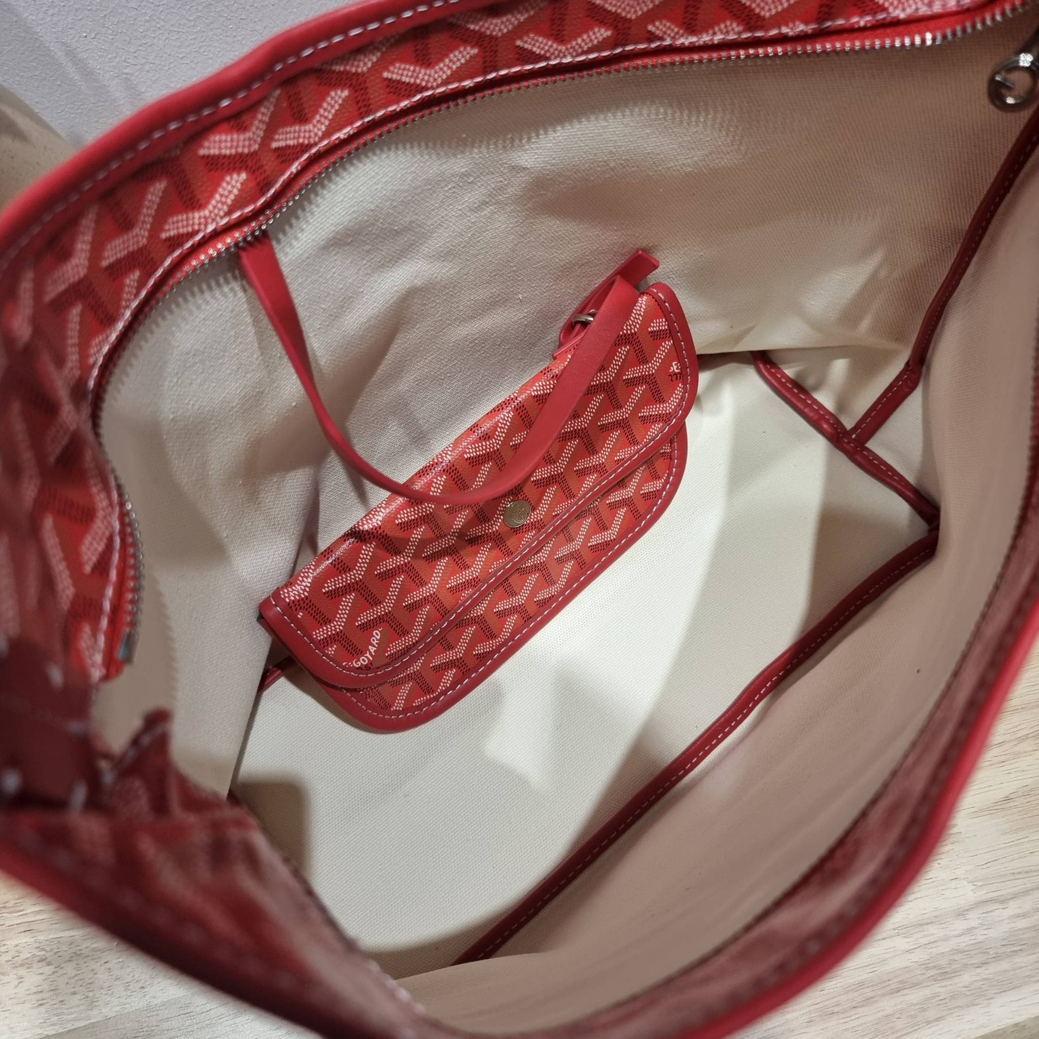 GOYARD BOHEME HOBO BAG / GOYARD HOBO กระเป๋าสะพายทรงโฮโบ ใบใหญ่จุใจ!! มาครบสีขายดี เลิศทุกสี รูปทรงคลาสสิค ดีไซน์เป็นเอกลักษณ์ วัสดุหนังแคนวาสพิมพ์ลายสวยคม ปากกระเป๋ามีซิปเปิด-ปิดกันของหล่นได้ ภายในโล่งกว้างมาก มาพร้อมสายคล้องในตัว ทนทาน สะพายสวยๆได้ทุกวั